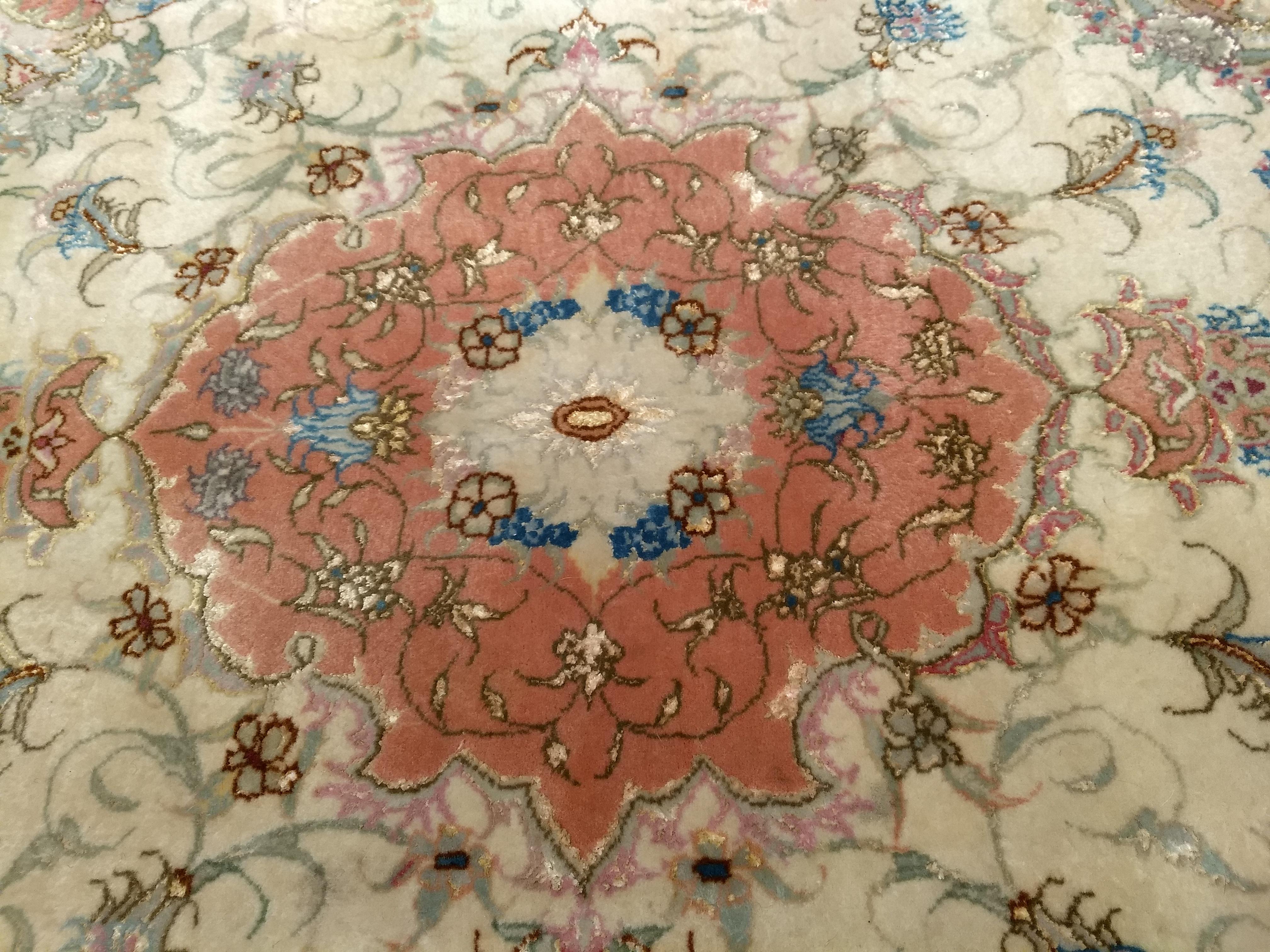 Tappeto Tabriz persiano ovale d'epoca con motivi floreali in avorio, rosa, blu in vendita 1