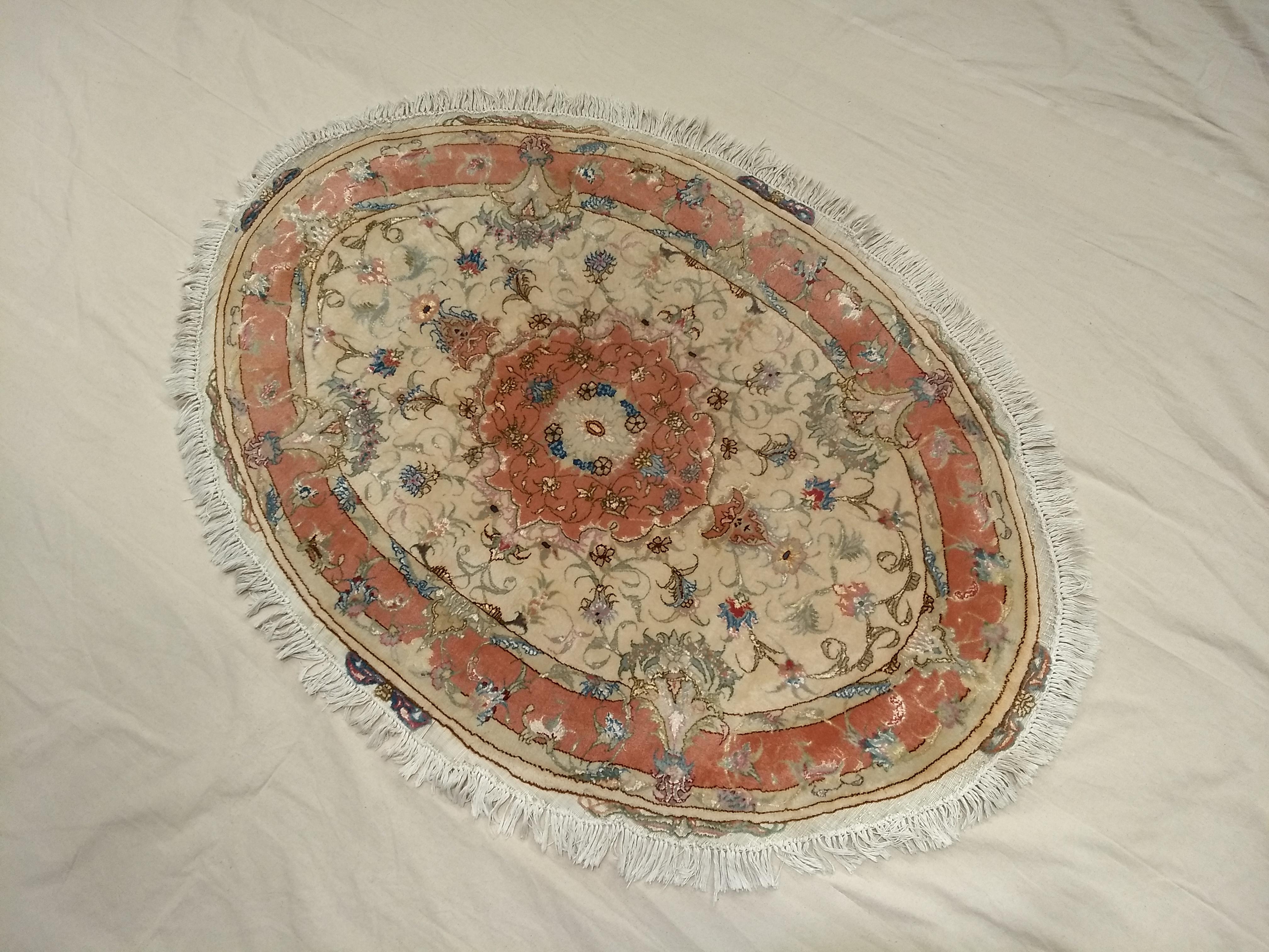 Tessuto a mano Tappeto Tabriz persiano ovale d'epoca con motivi floreali in avorio, rosa, blu in vendita