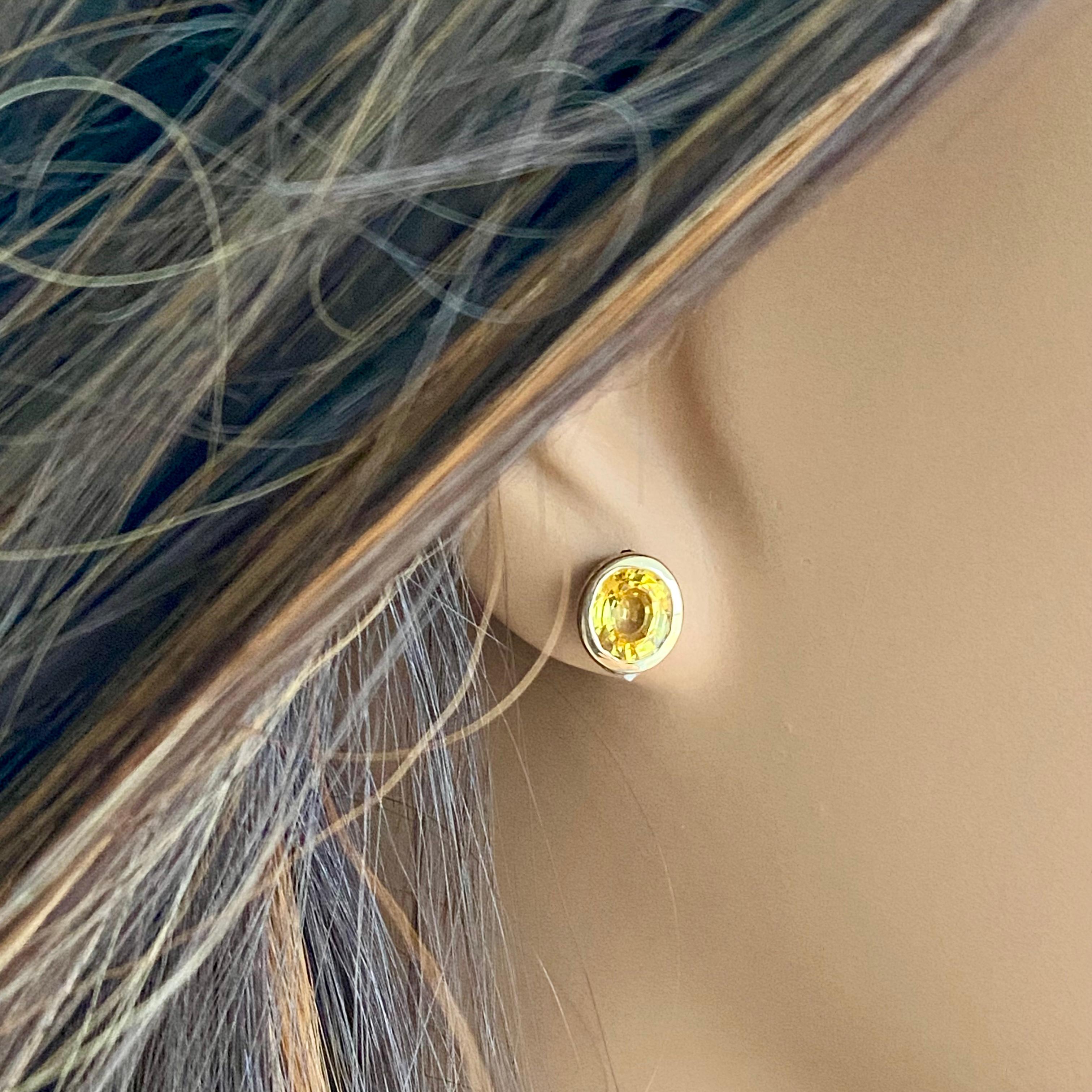 Contemporain Boucles d'oreilles de 0,35 pouce en or jaune 14 carats serties d'un saphir jaune de 1,95 carat serti clos
