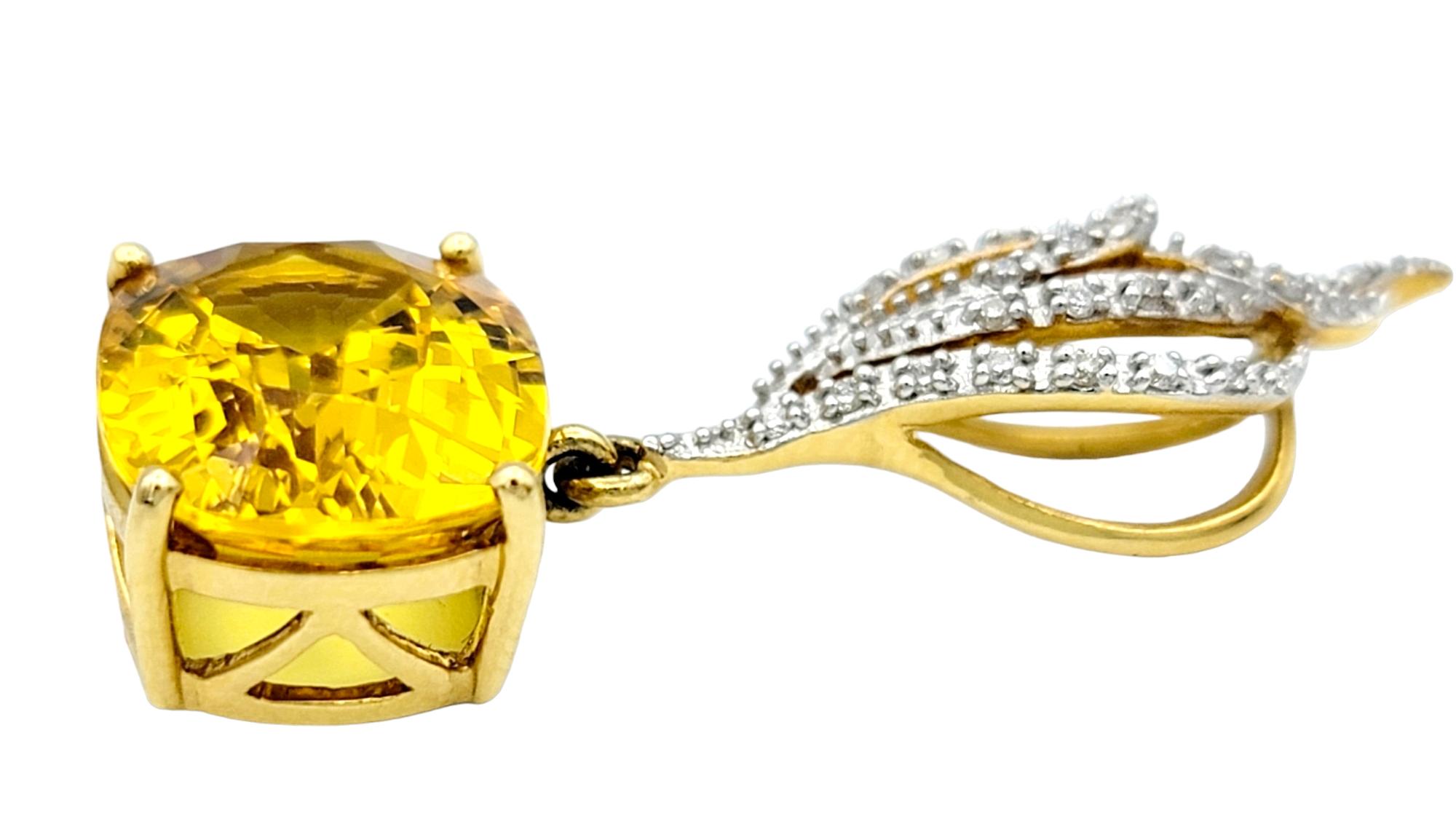 Taille ovale Pendentif en or jaune 18 carats, saphir jaune de forme ovale et diamant rond serti en vente