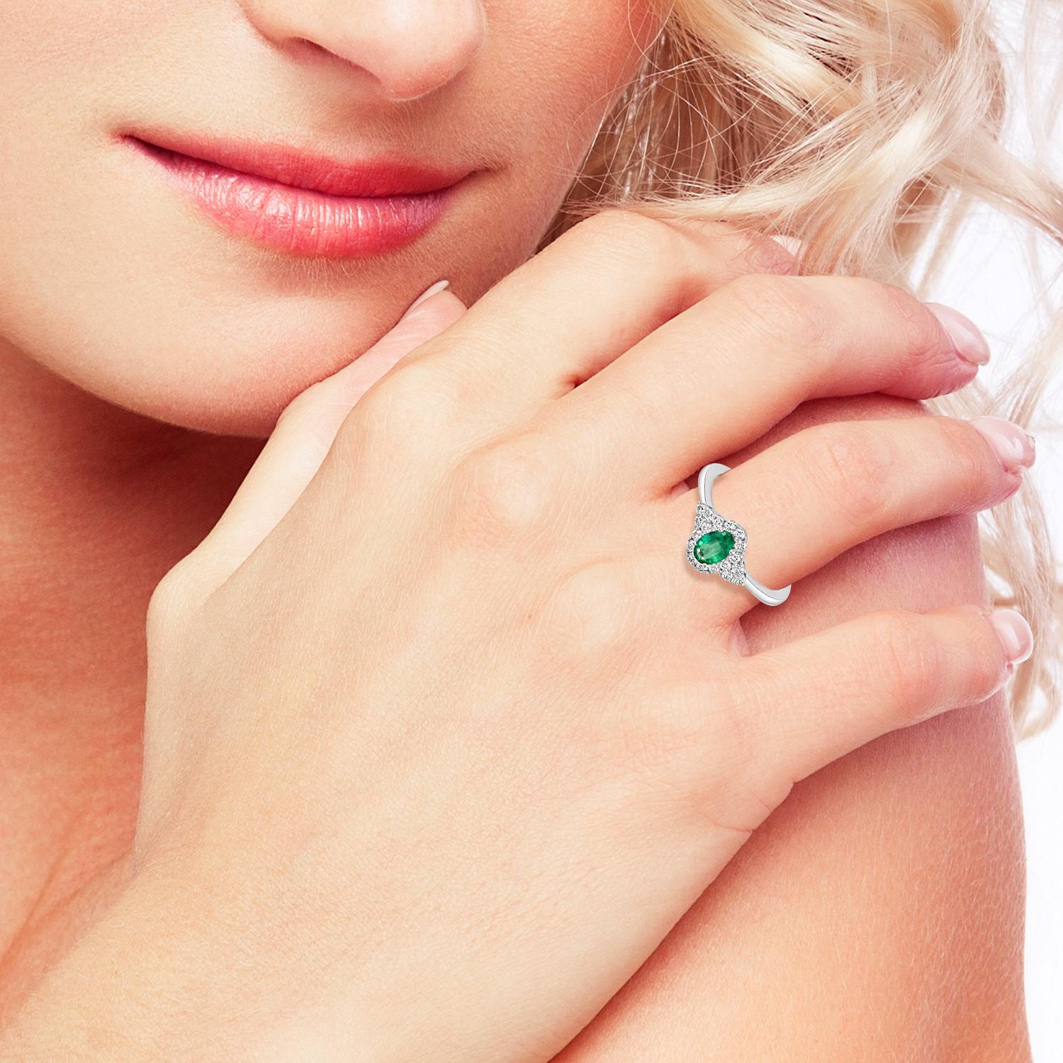 Délicate mais distinctive, cette bague est ornée d'une émeraude zambienne en forme de poire, rehaussée d'un fin halo de 0,28 carats de diamants sertis en pavé. Réalisé en or blanc 18 carats, ce modèle allie un éclat raffiné à une touche de couleur