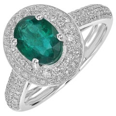 Bague en or blanc 18k avec émeraude zambienne de forme ovale et diamants pavés
