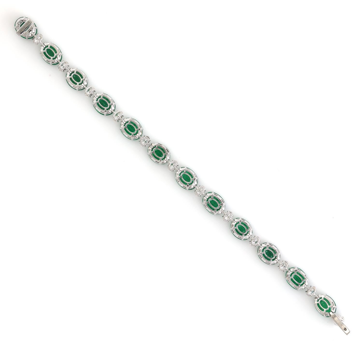 Art Déco Oval Shaped Zambian Emerald Bracelet With Diamonds Made In 18k White Gold in vendita