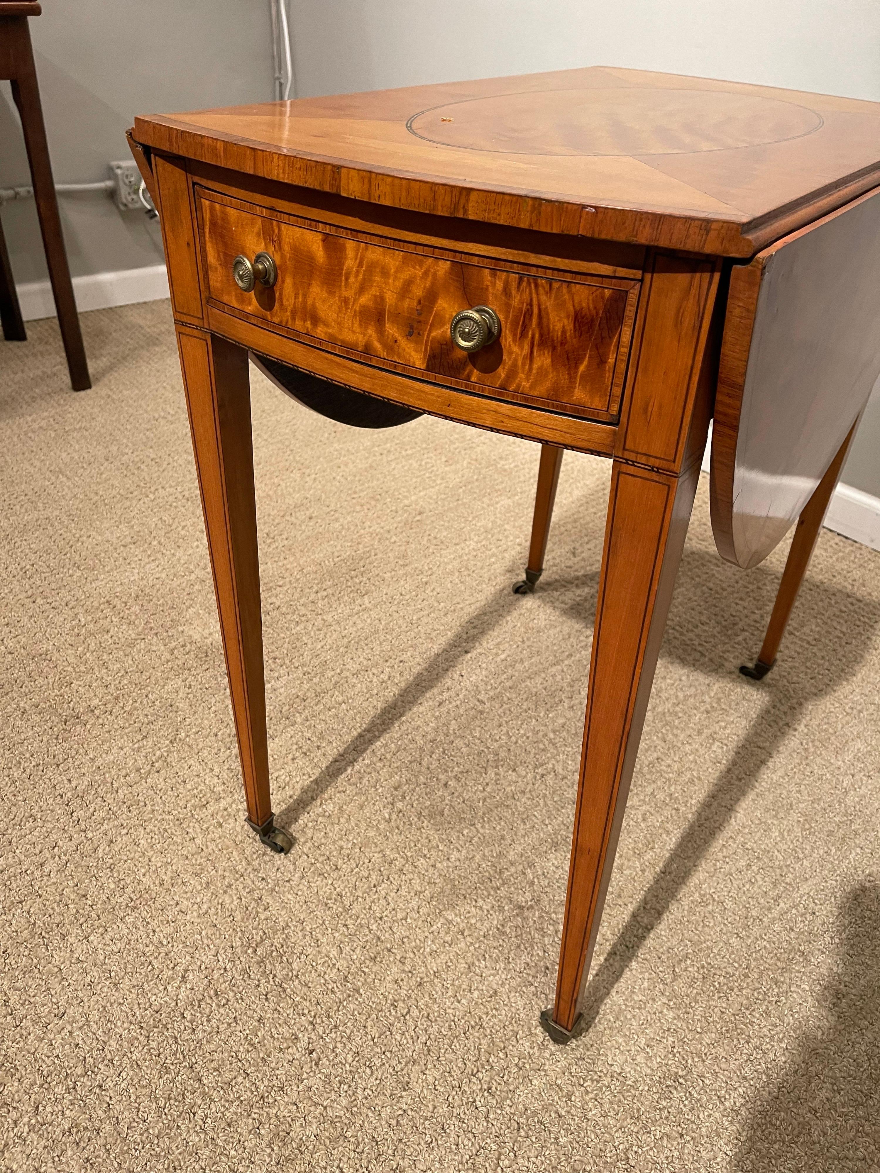 Oval Sheraton Satinwood Pembroke Table, Circa 1790 In Good Condition For Sale In New York, NY