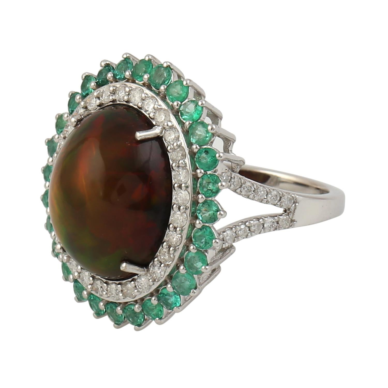 Ovaler Shped Opalring mit Smaragd und Pave-Diamanten aus 18 Karat Weißgold (Zeitgenössisch) im Angebot