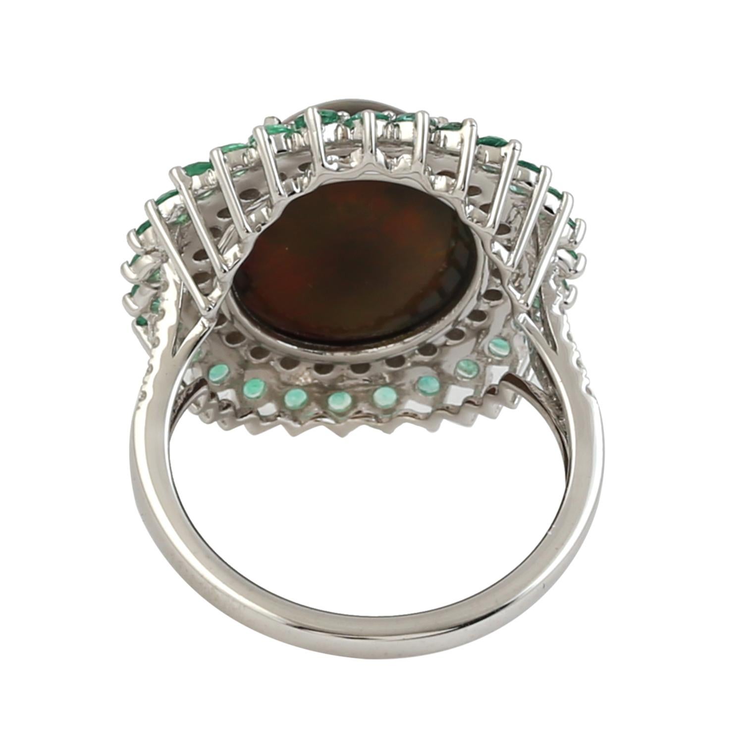 Ovaler Shped Opalring mit Smaragd und Pave-Diamanten aus 18 Karat Weißgold (Gemischter Schliff) im Angebot