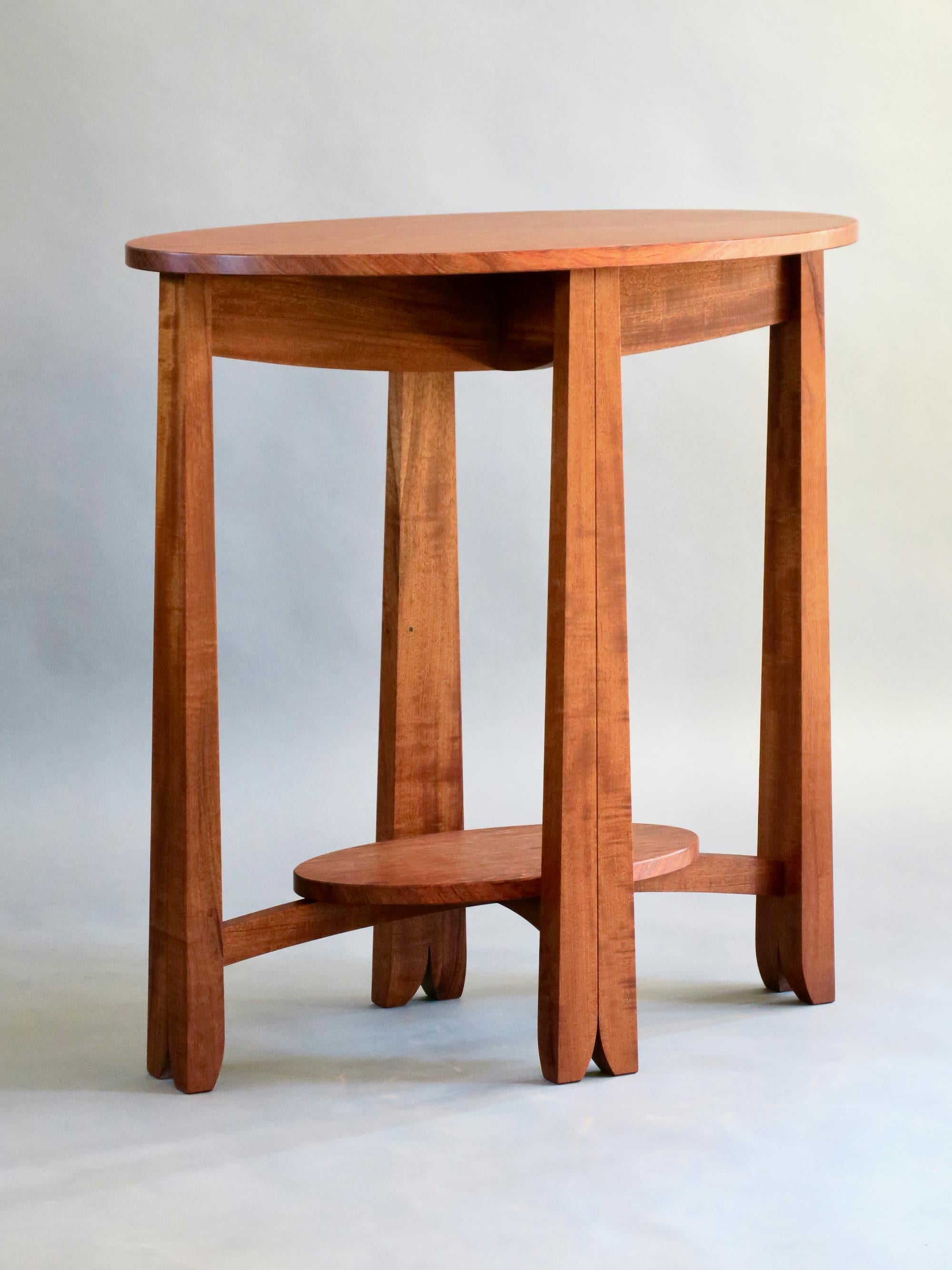 Mesa auxiliar ovalada -Bubinga, Nogal ennegrecido  por Thomas Throop - Por encargo en Nuevo estado para la venta en New Canaan, CT