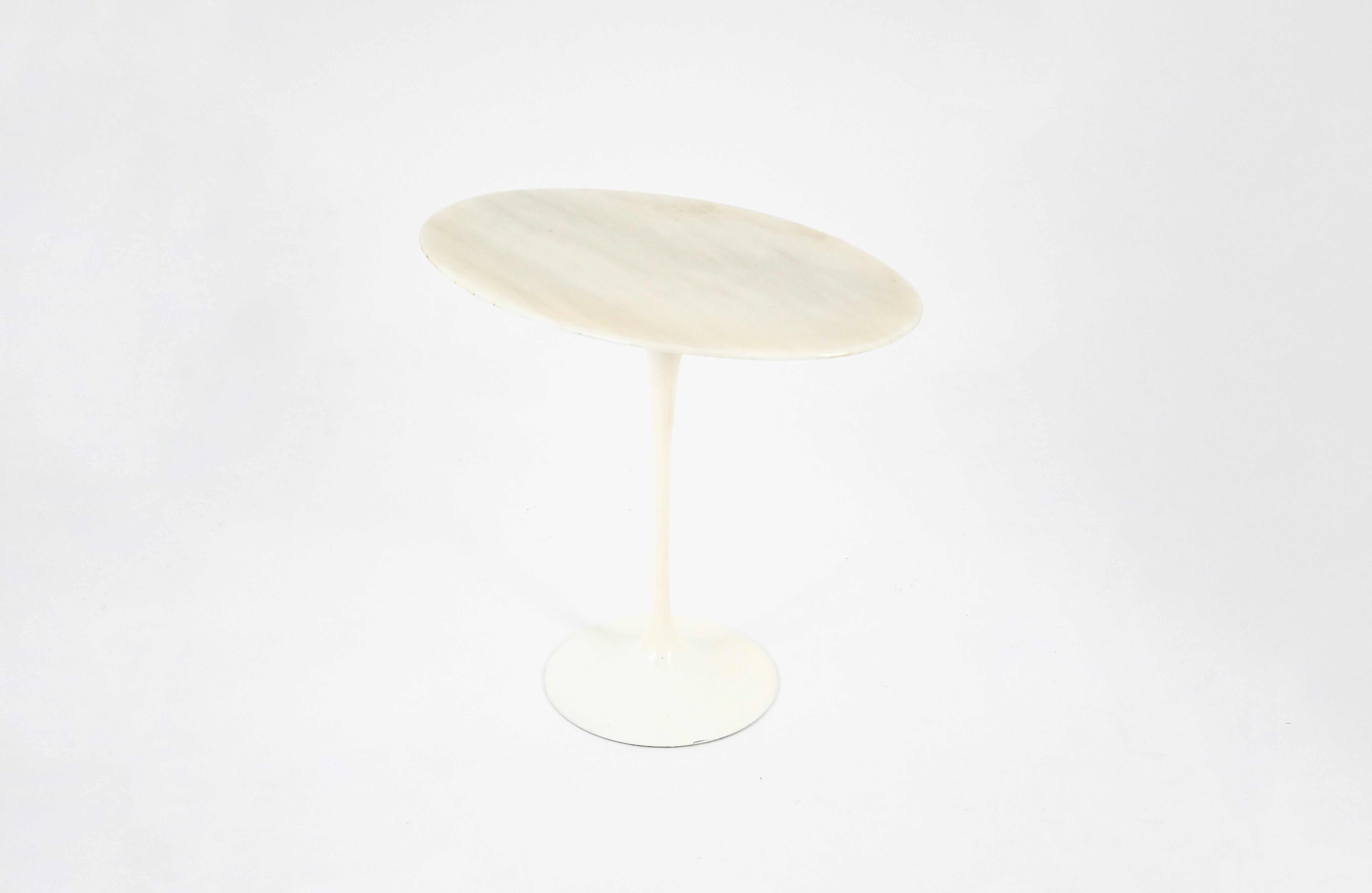 Ovaler Beistelltisch mit Marmorplatte und Aluminiumfuß, entworfen von Eero Saarinen und hergestellt von Knoll International in den 1960er Jahren. Gestempelt. Abnutzung durch die Zeit und das Alter des Tisches.
FÜR DEN VERSAND, FRAGEN SIE UNS, UM DEN