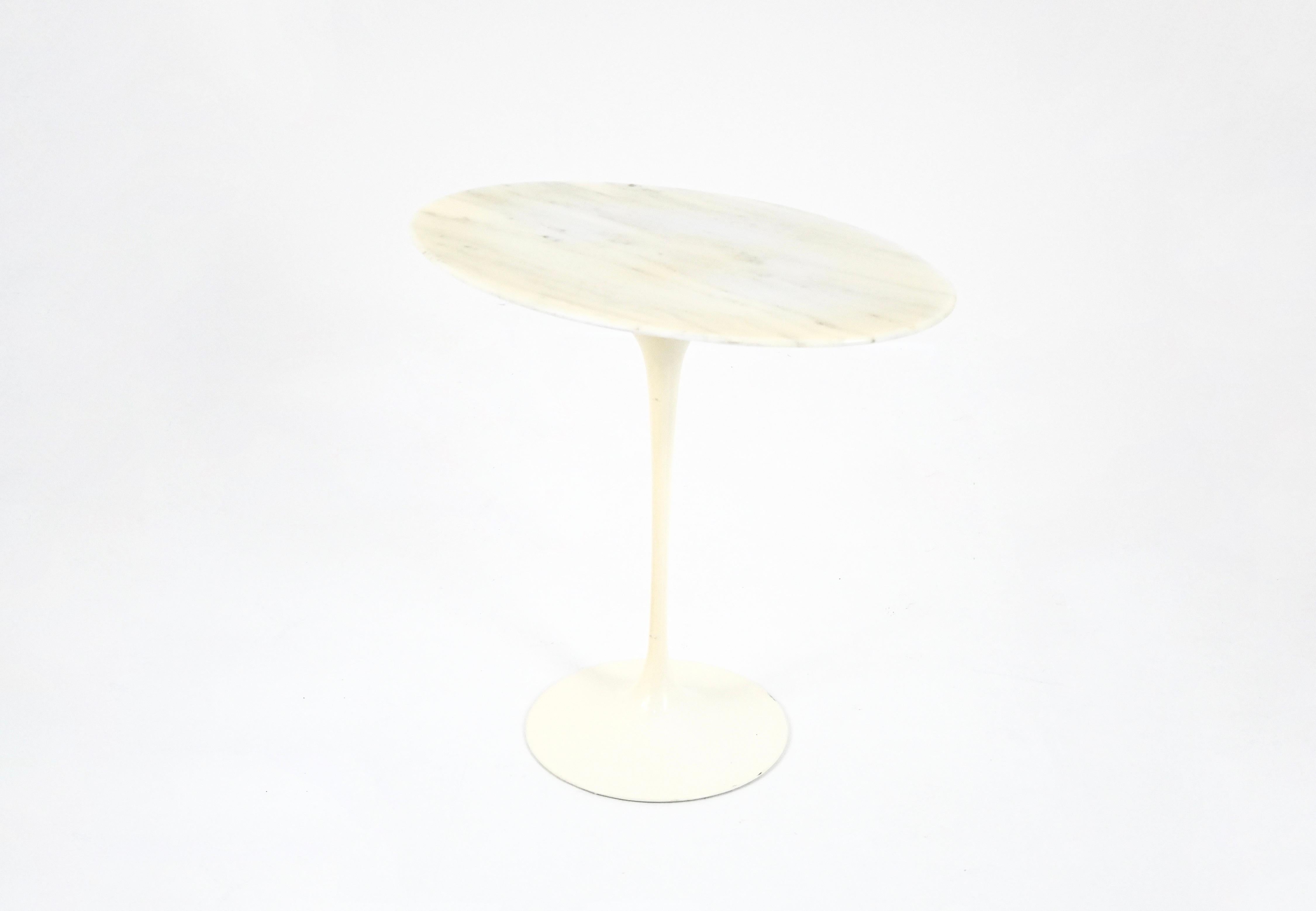Ovaler Beistelltisch mit Marmorplatte und Aluminiumfuß, entworfen von Eero Saarinen und hergestellt von Knoll International in den 1960er Jahren. Gestempelt. Abnutzung durch die Zeit und das Alter des Tisches.
FÜR DEN VERSAND, FRAGEN SIE UNS, UM DEN