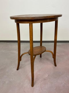 Ovaler Beistelltisch von Thonet Mundus