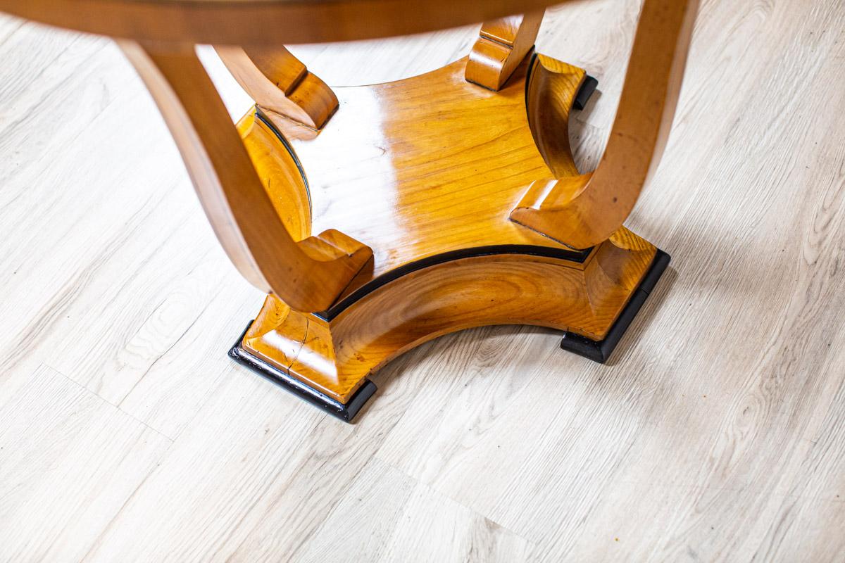 Oval Side Table From the Early 20th Century Finished in Shellac For Sale 5