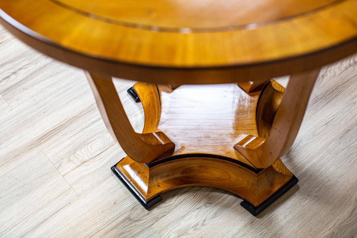 Oval Side Table From the Early 20th Century Finished in Shellac For Sale 6