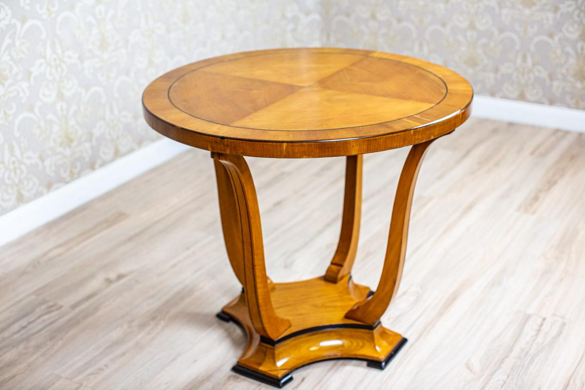 Ovaler Beistelltisch aus dem frühen 20. Jahrhundert mit Schellack überzogen

Die Platte wird von gebogenen Beinen getragen, die auf einem vierseitigen Sockel mit rechteckigen Füßen stehen.

Das vorliegende Möbelstück wurde renoviert und ist mit