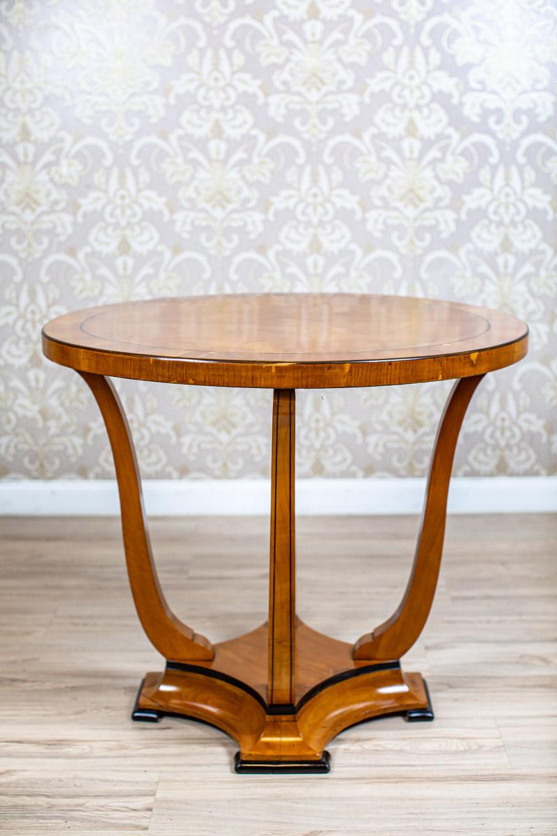 Oval Side Table From the Early 20th Century Finished in Shellac In Good Condition For Sale In Opole, PL