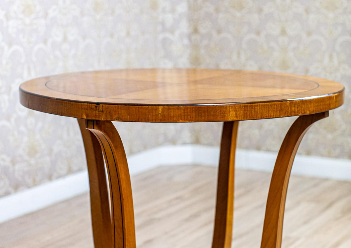 Oval Side Table From the Early 20th Century Finished in Shellac In Good Condition For Sale In Opole, PL
