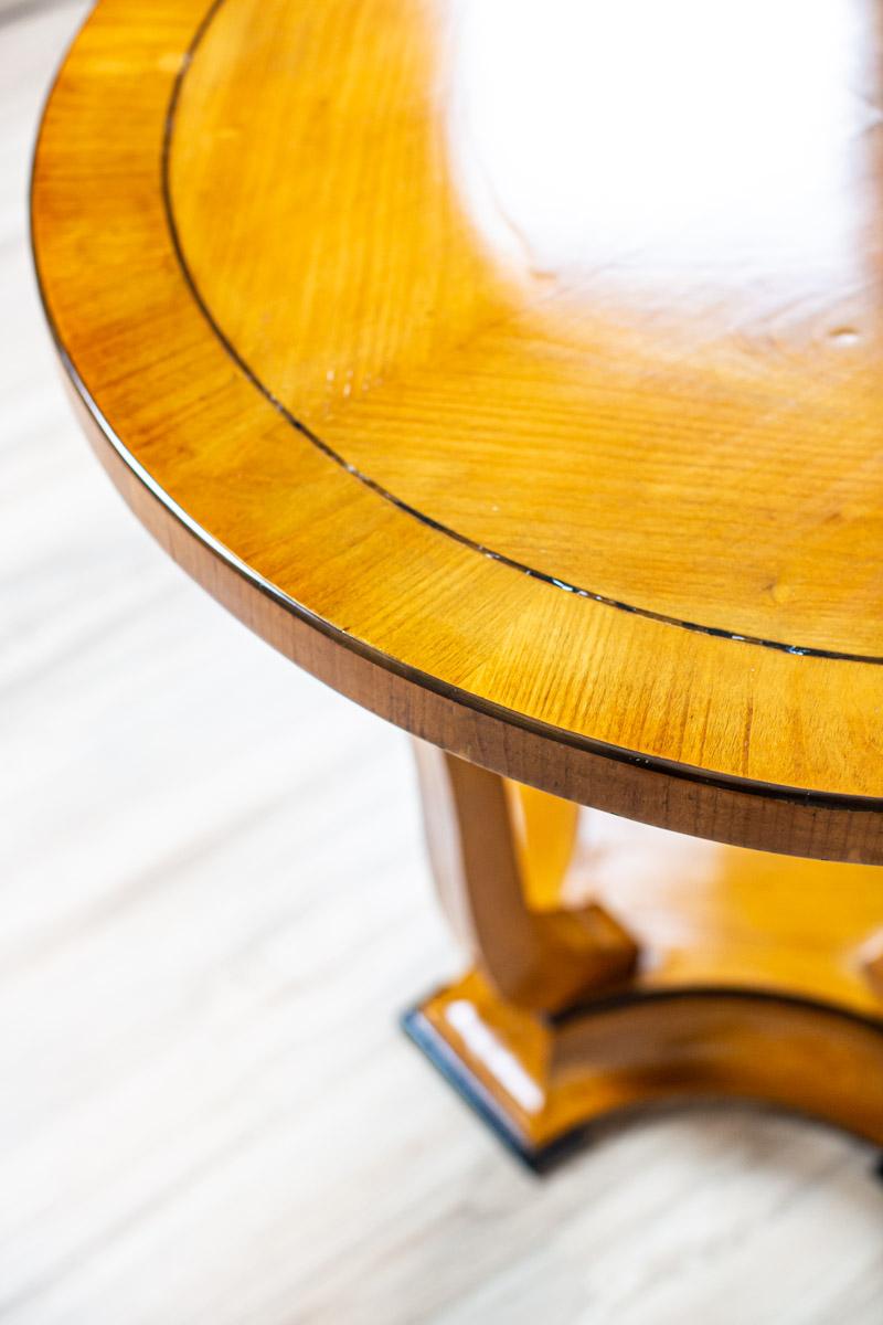 Oval Side Table From the Early 20th Century Finished in Shellac For Sale 2