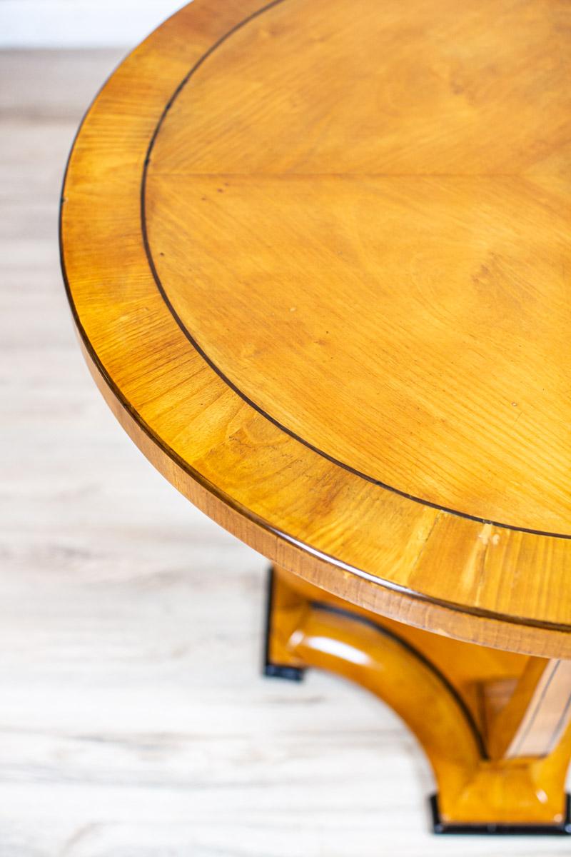 Oval Side Table From the Early 20th Century Finished in Shellac For Sale 3