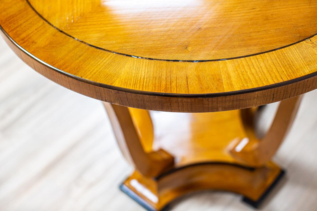 Oval Side Table From the Early 20th Century Finished in Shellac For Sale 4
