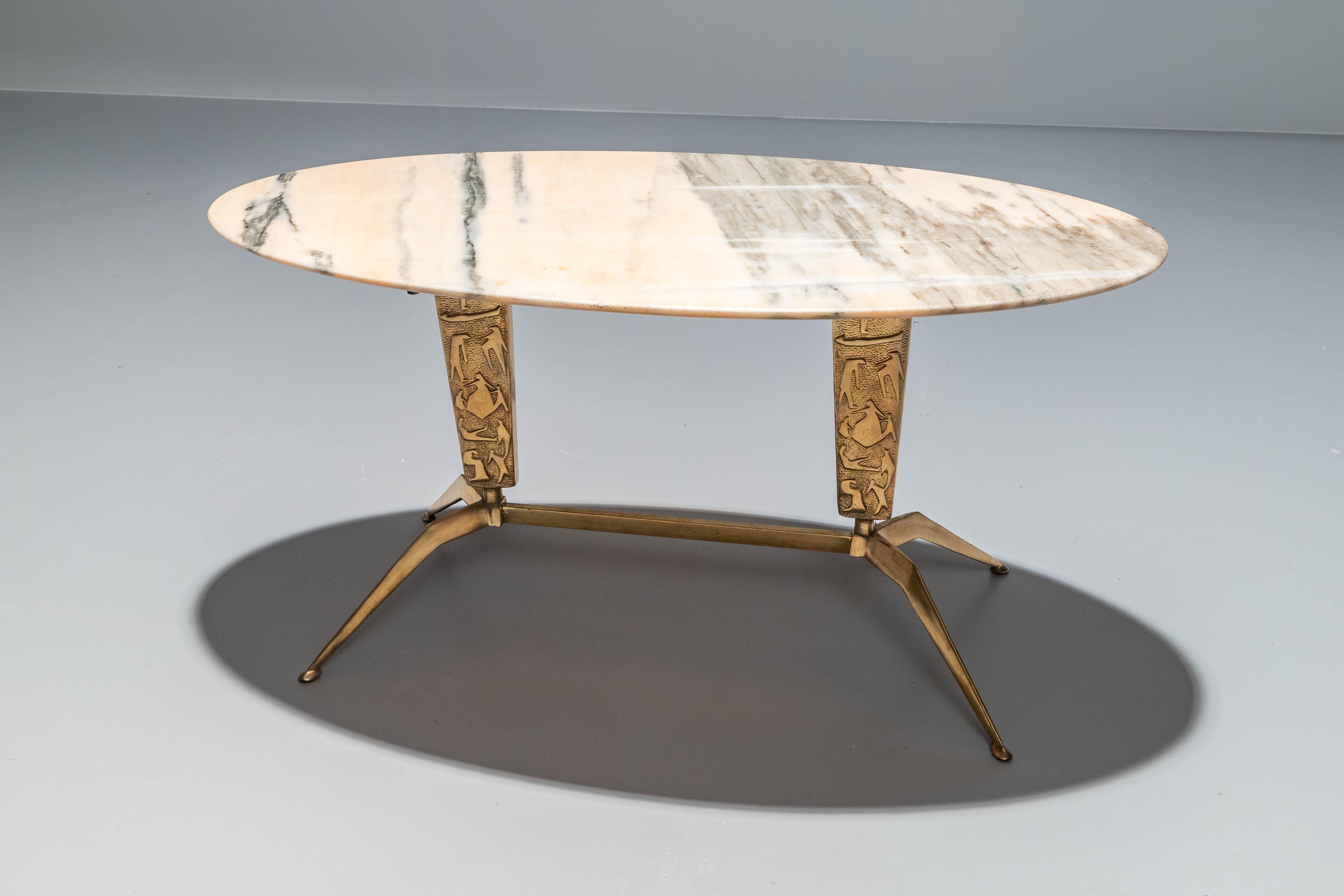 Table d'appoint ovale en marbre rose et laiton, Italie, années 1970

Cette table d'appoint associe un plateau en marbre rose-beige à une base sculpturale en laiton. La pierre présente des veines douces dans les tons gris et bruns, avec une forme