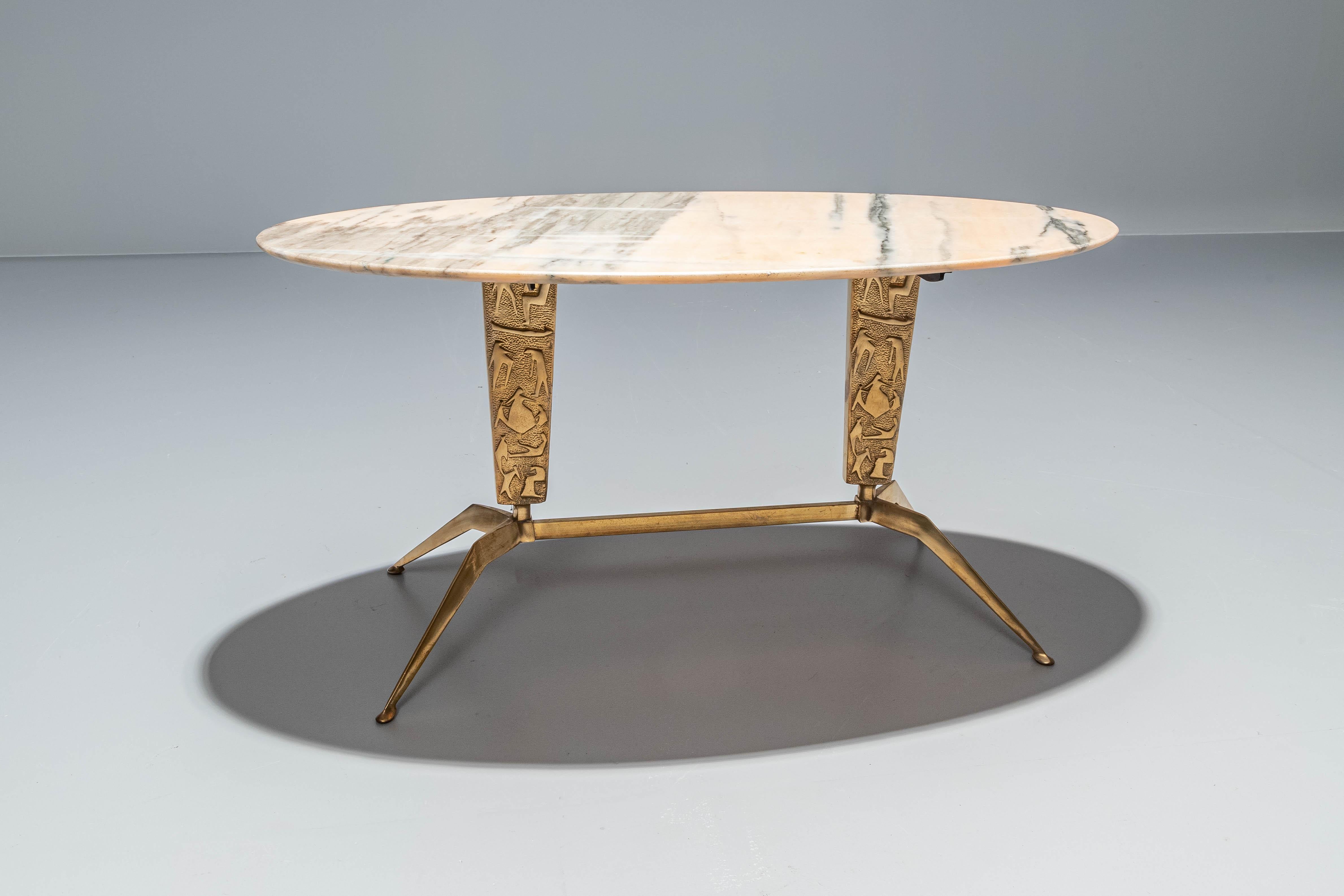 Mid-Century Modern Table d'appoint ovale en marbre rose et laiton, Italie, années 1970 en vente