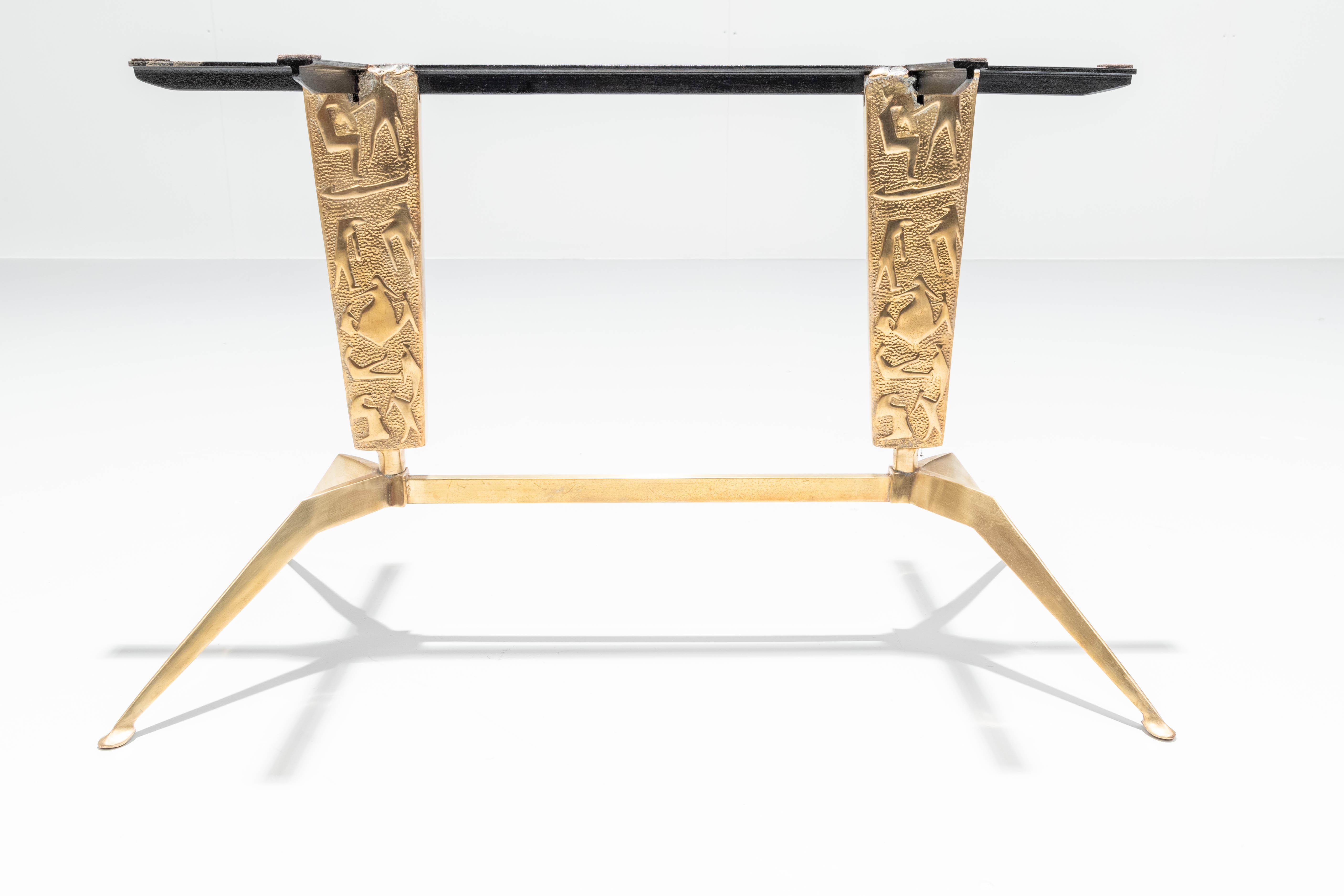 20ième siècle Table d'appoint ovale en marbre rose et laiton, Italie, années 1970 en vente