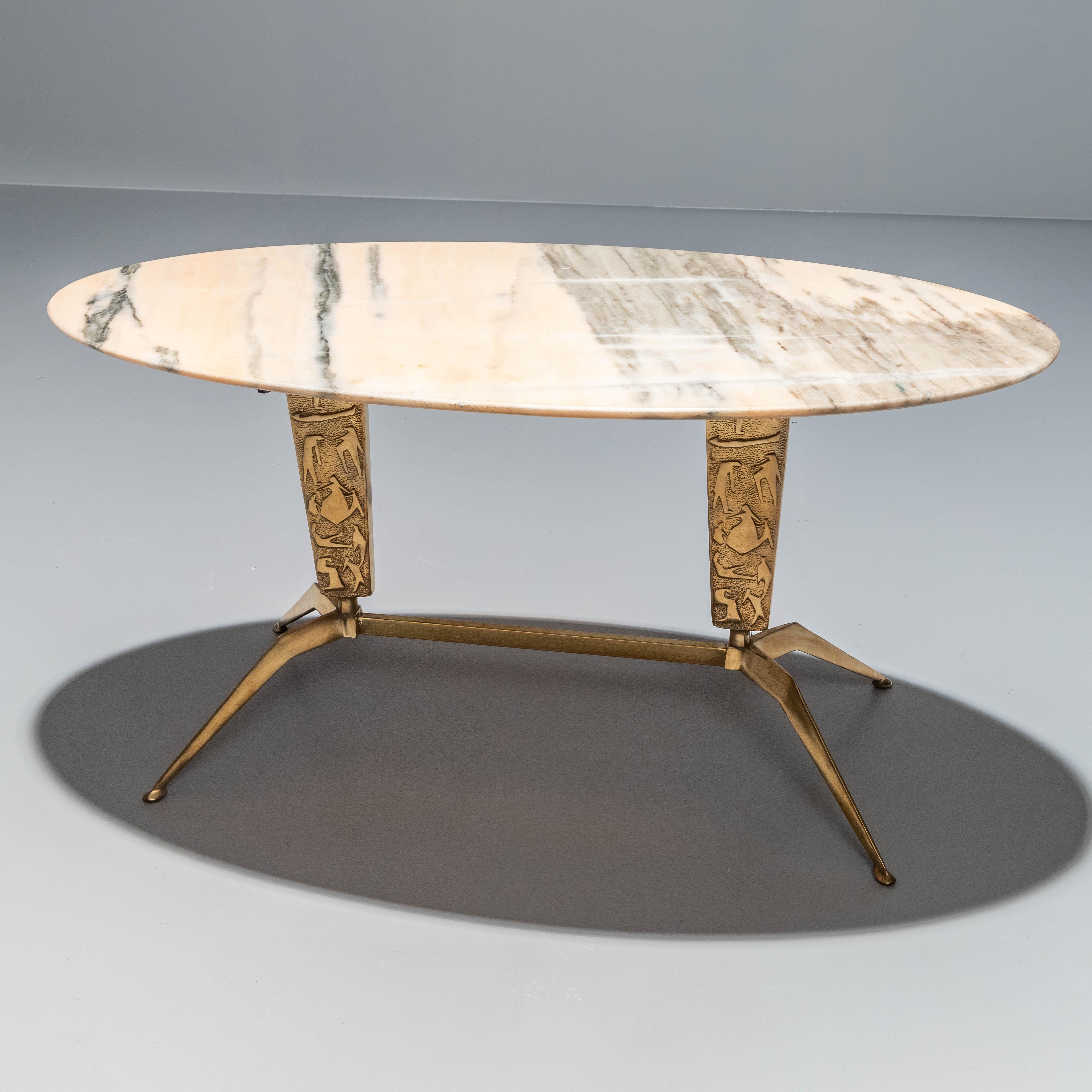 Laiton Table d'appoint ovale en marbre rose et laiton, Italie, années 1970 en vente