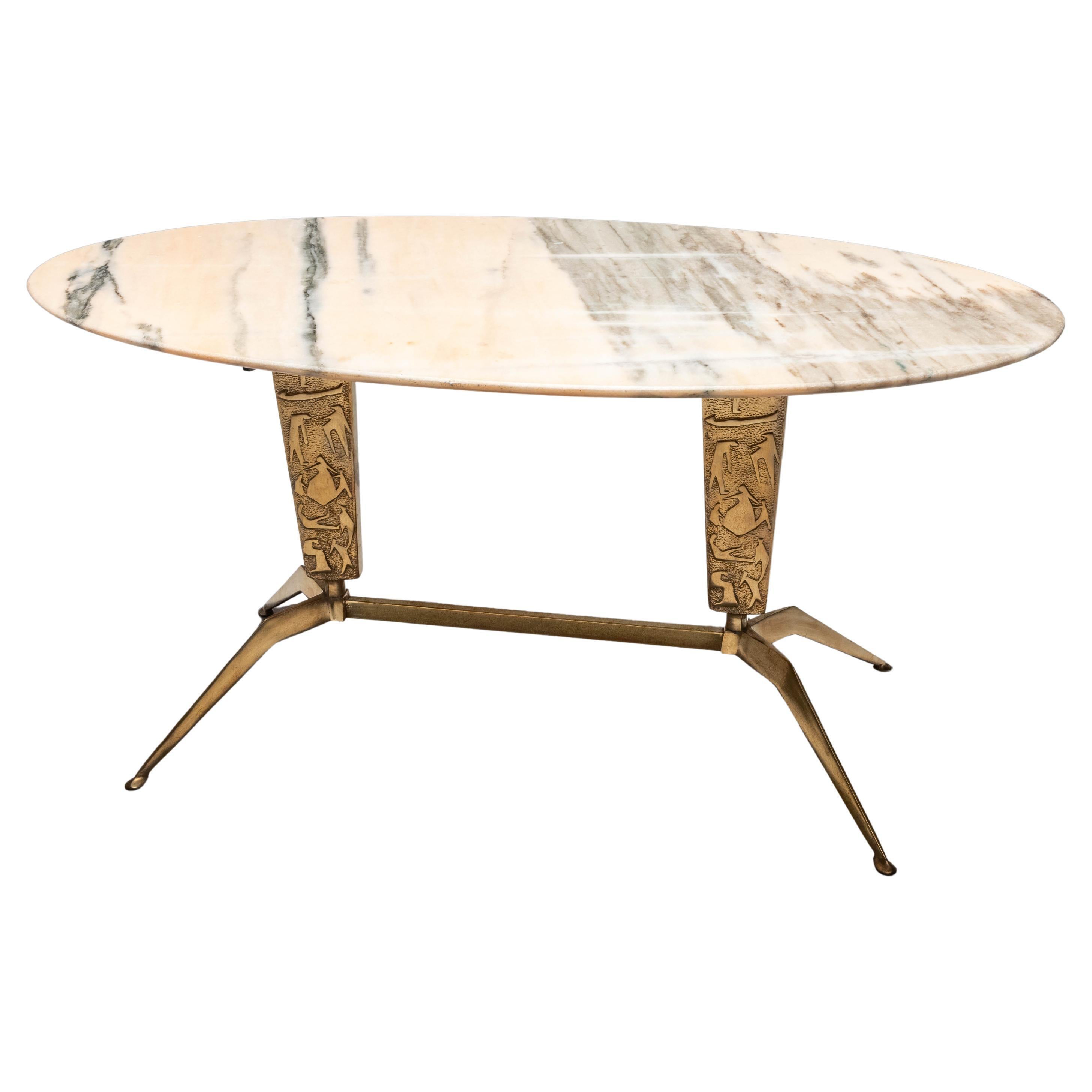 Table d'appoint ovale en marbre rose et laiton, Italie, années 1970