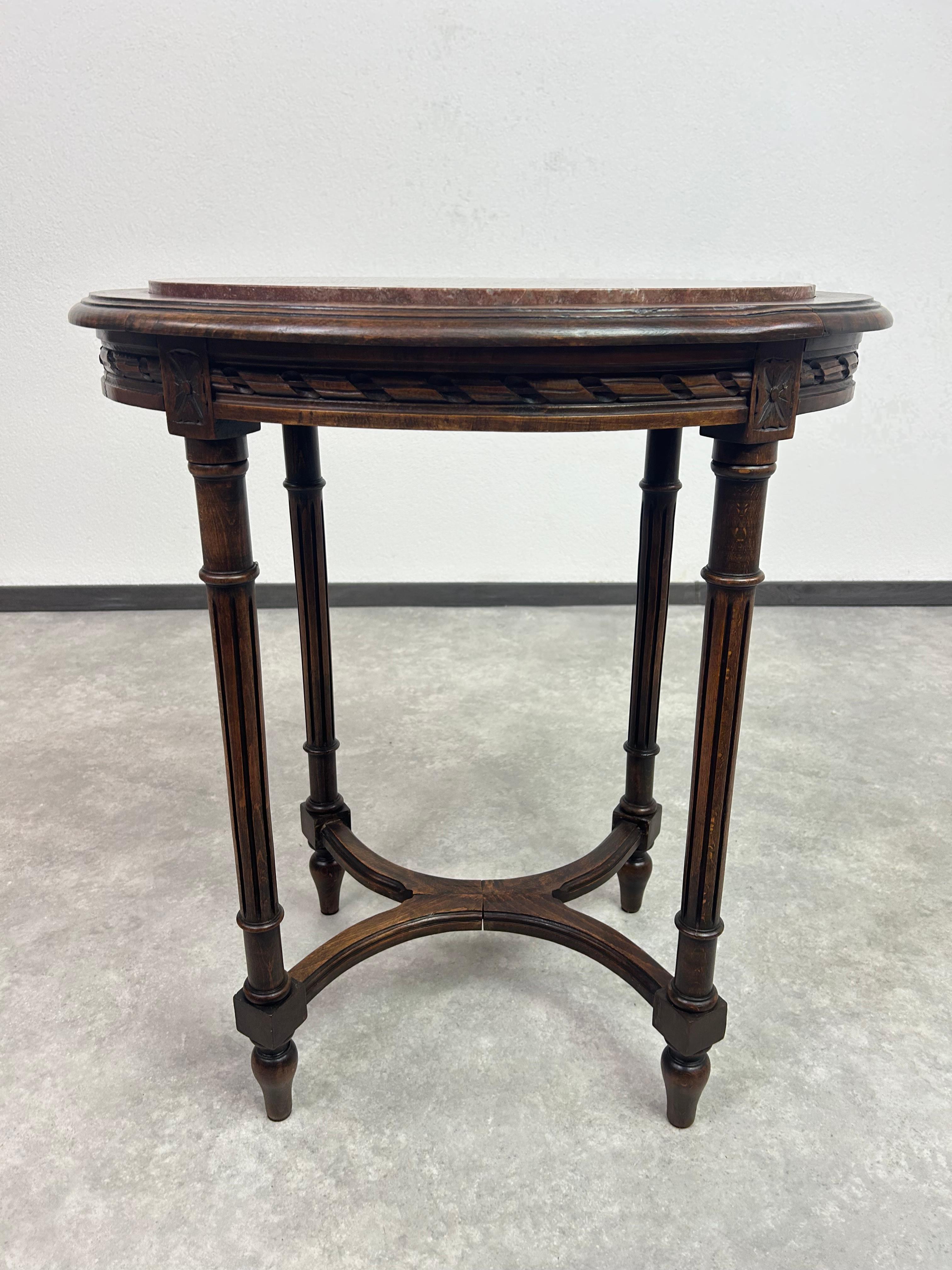 Table d'appoint ovale avec plateau en marbre en excellent état d'origine.