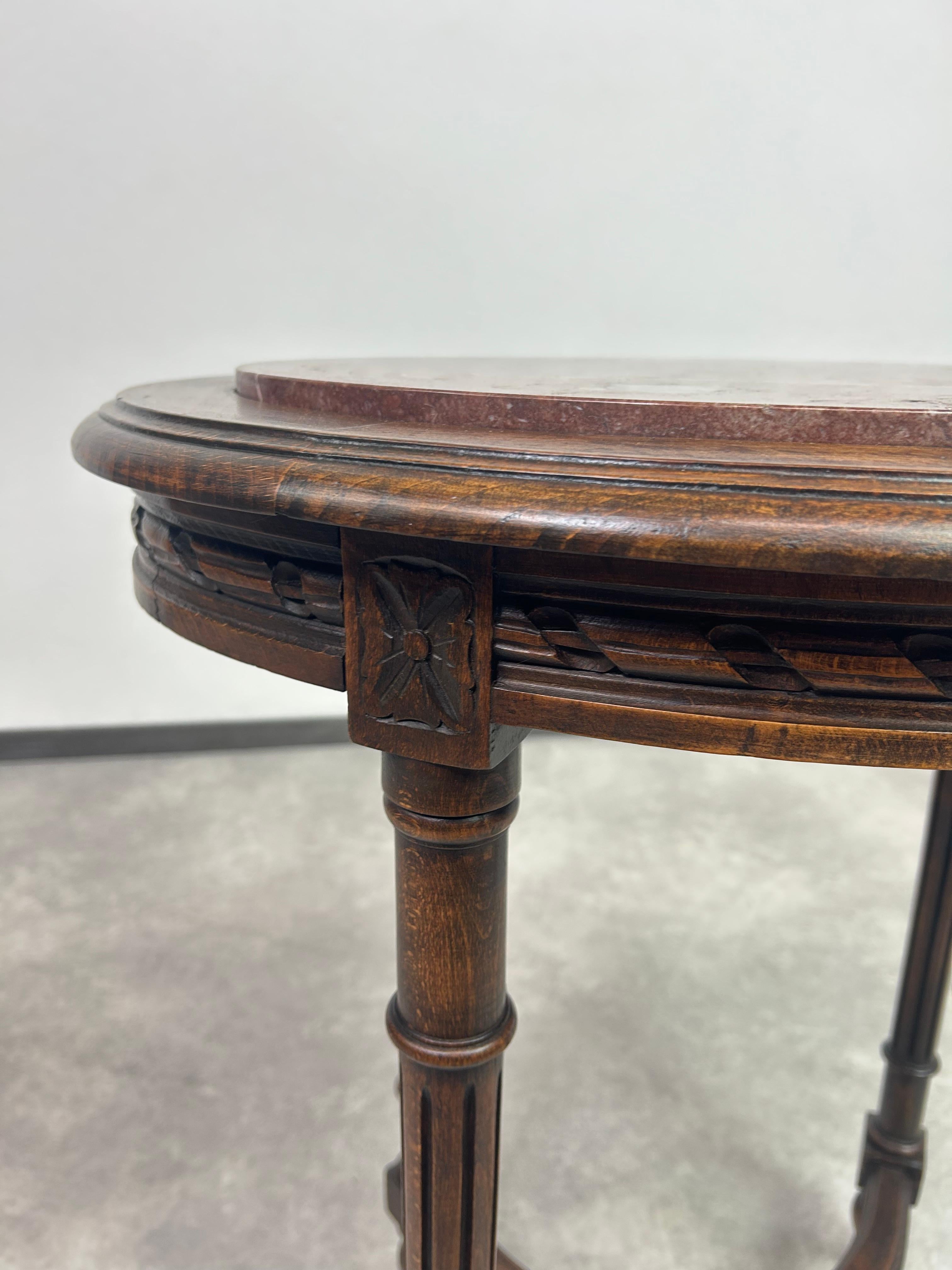 Début du 20ème siècle Table d'appoint ovale avec plateau en marbre en vente