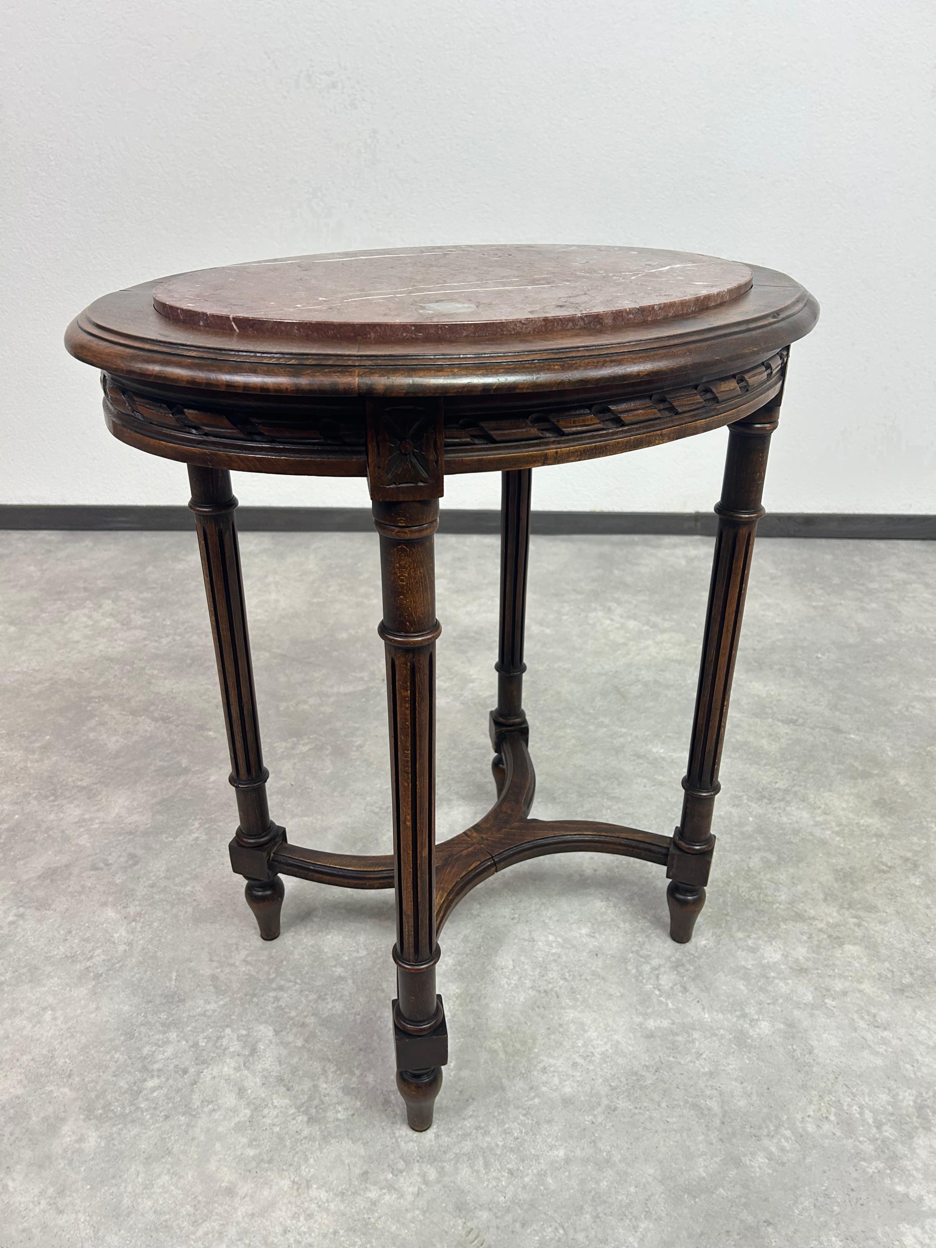 Marbre Table d'appoint ovale avec plateau en marbre en vente
