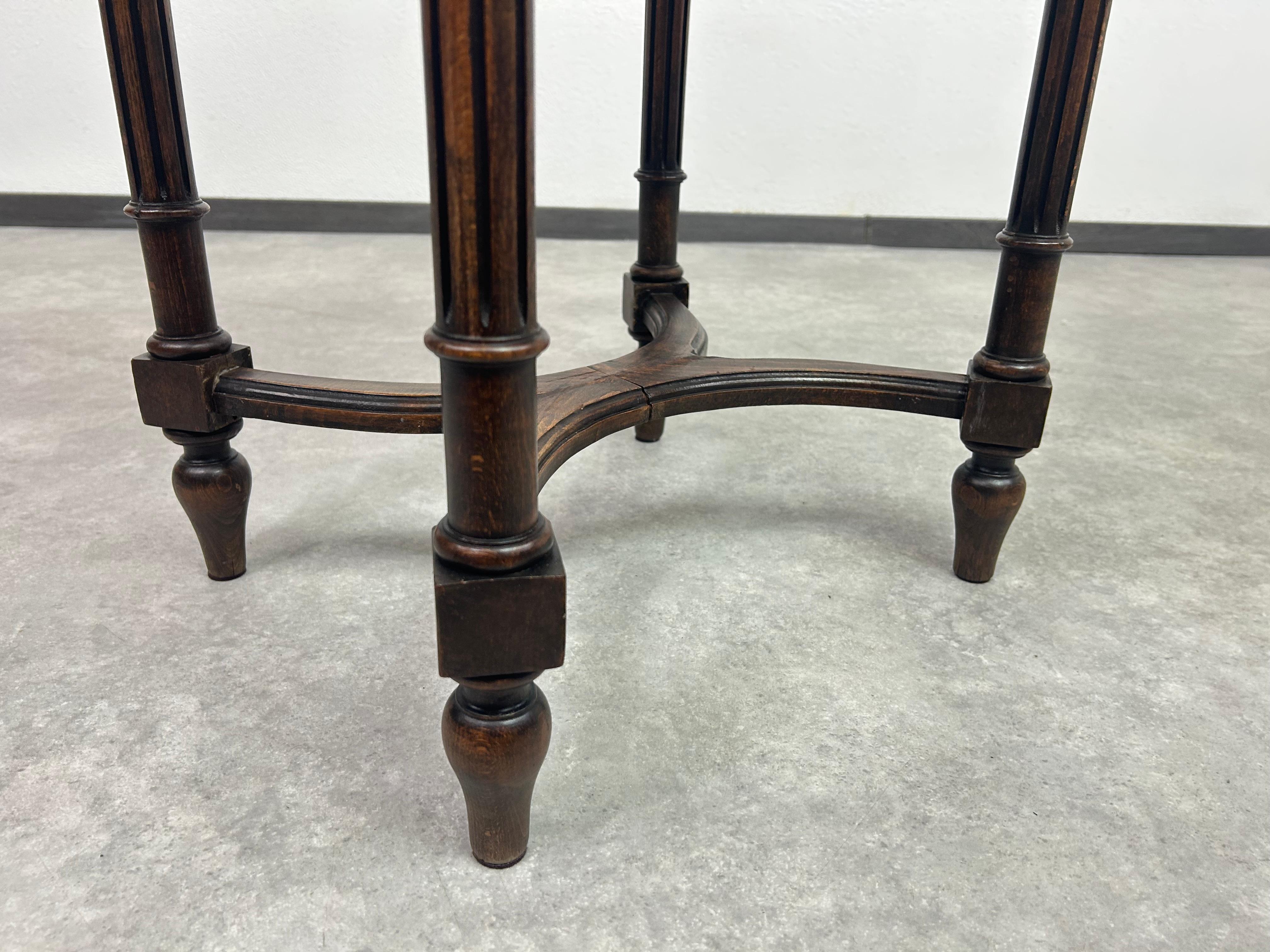 Table d'appoint ovale avec plateau en marbre en vente 1