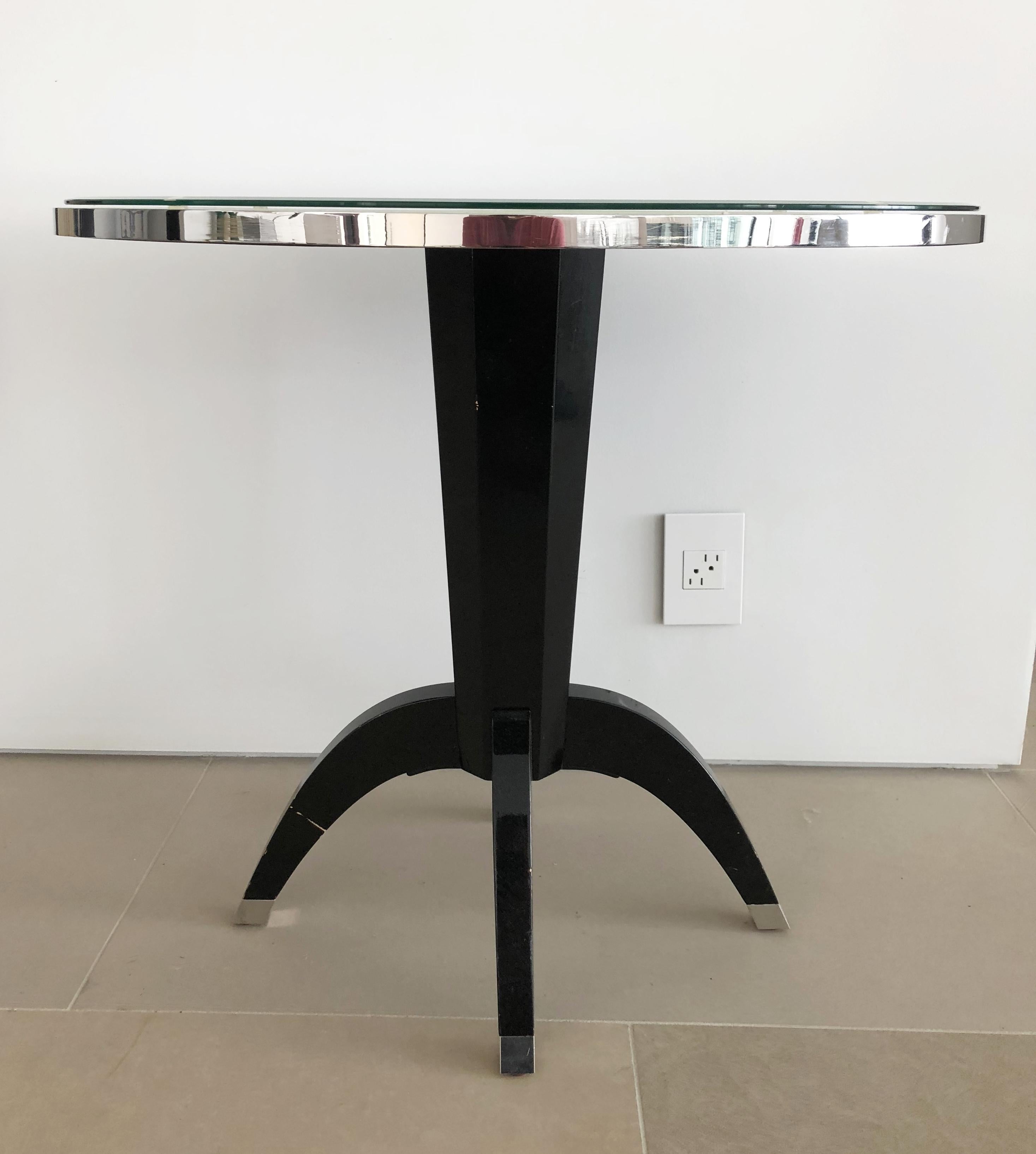 Stunning set of oval side tables with mother-of-pearl tops and ebonized bases.
The tables have beautiful lines and go perfectly in a modern setting.

The tables show some wear and the bases have a few scratches however the tops are in great