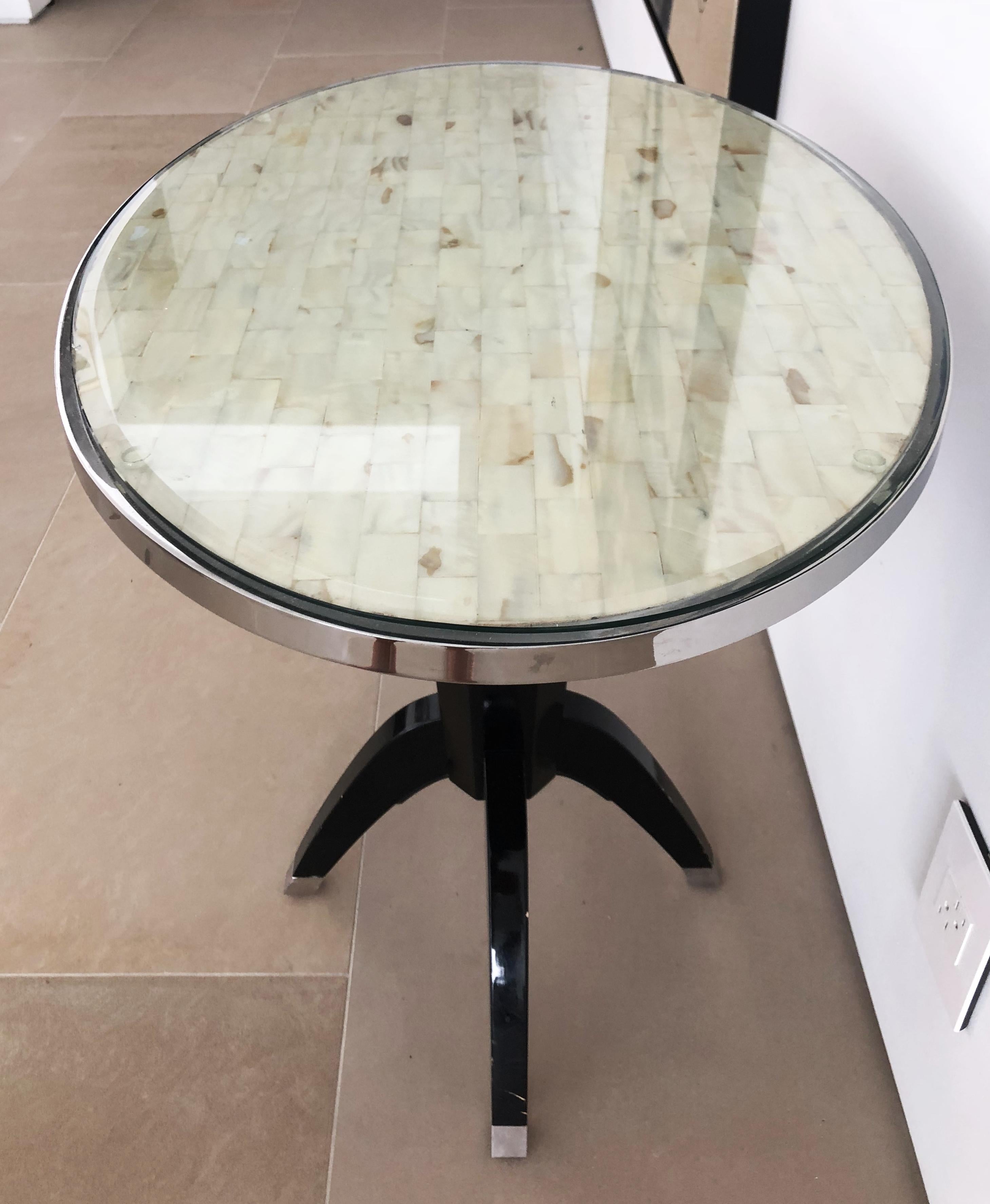 Oval Side Tables with Mother of Pearl Top and Black Lacquered Base In Good Condition In Los Angeles, CA