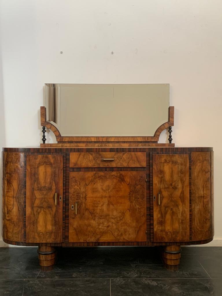 Ovales Sideboard mit Spiegel aus Nussbaum, Wurzelholz und Makassar-Ebenholz, Italien, 1930er Jahre (Art déco) im Angebot