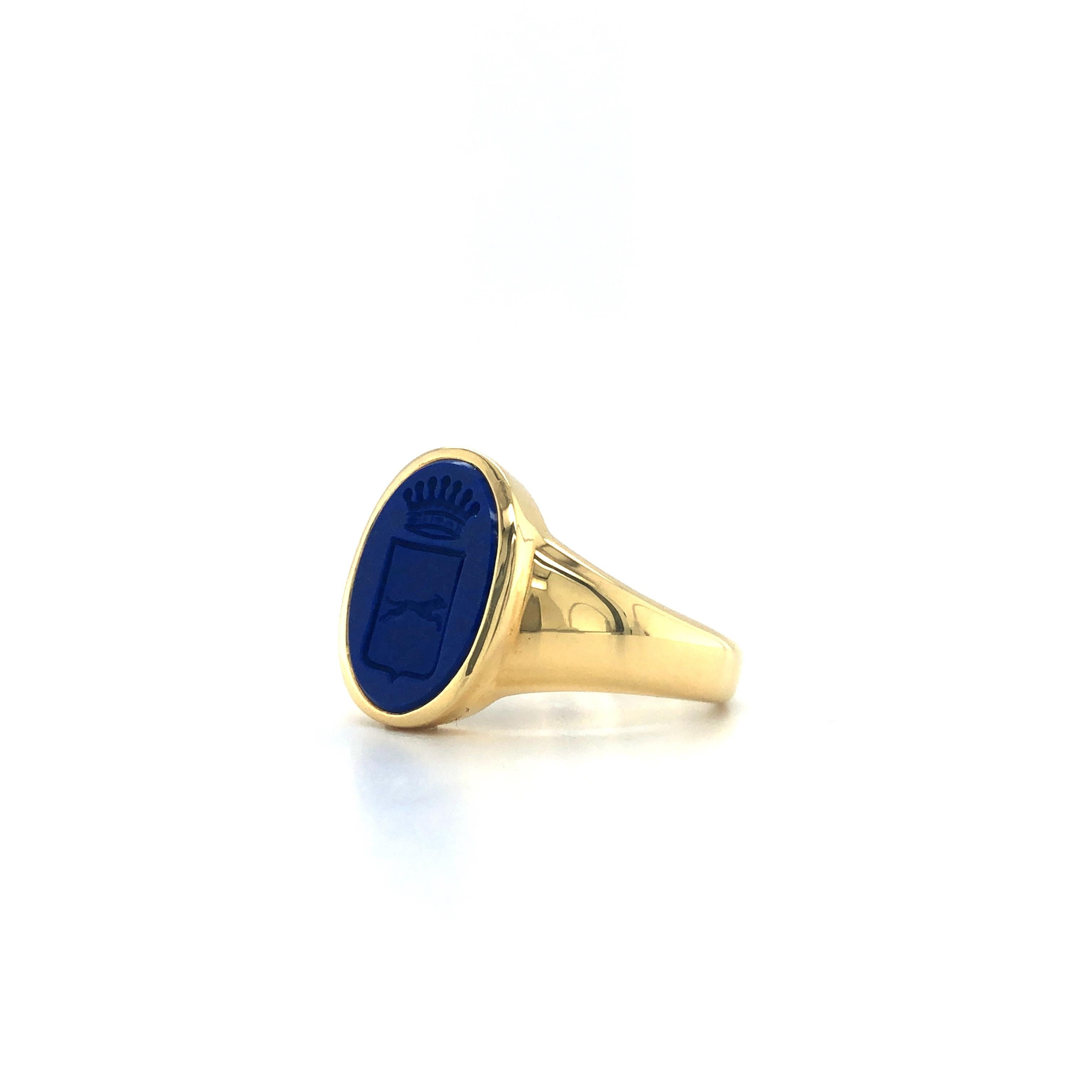 Oval Signal Ring 18k Yellow Gold Lapis Lazuli 14.5 x 11.0 mm with Engraving For Sale 1