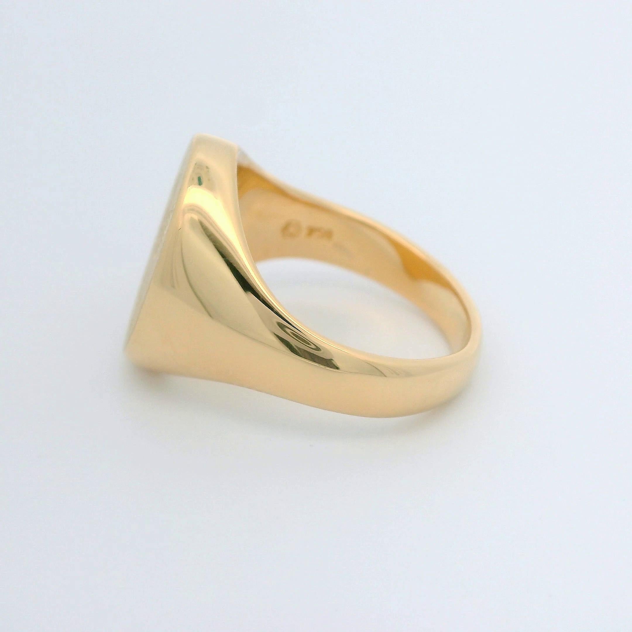 Contemporary Oval Signet Ring, 18k Yellow Gold, 15.0 x 12.0 mm with heraldic Engraving For Sale