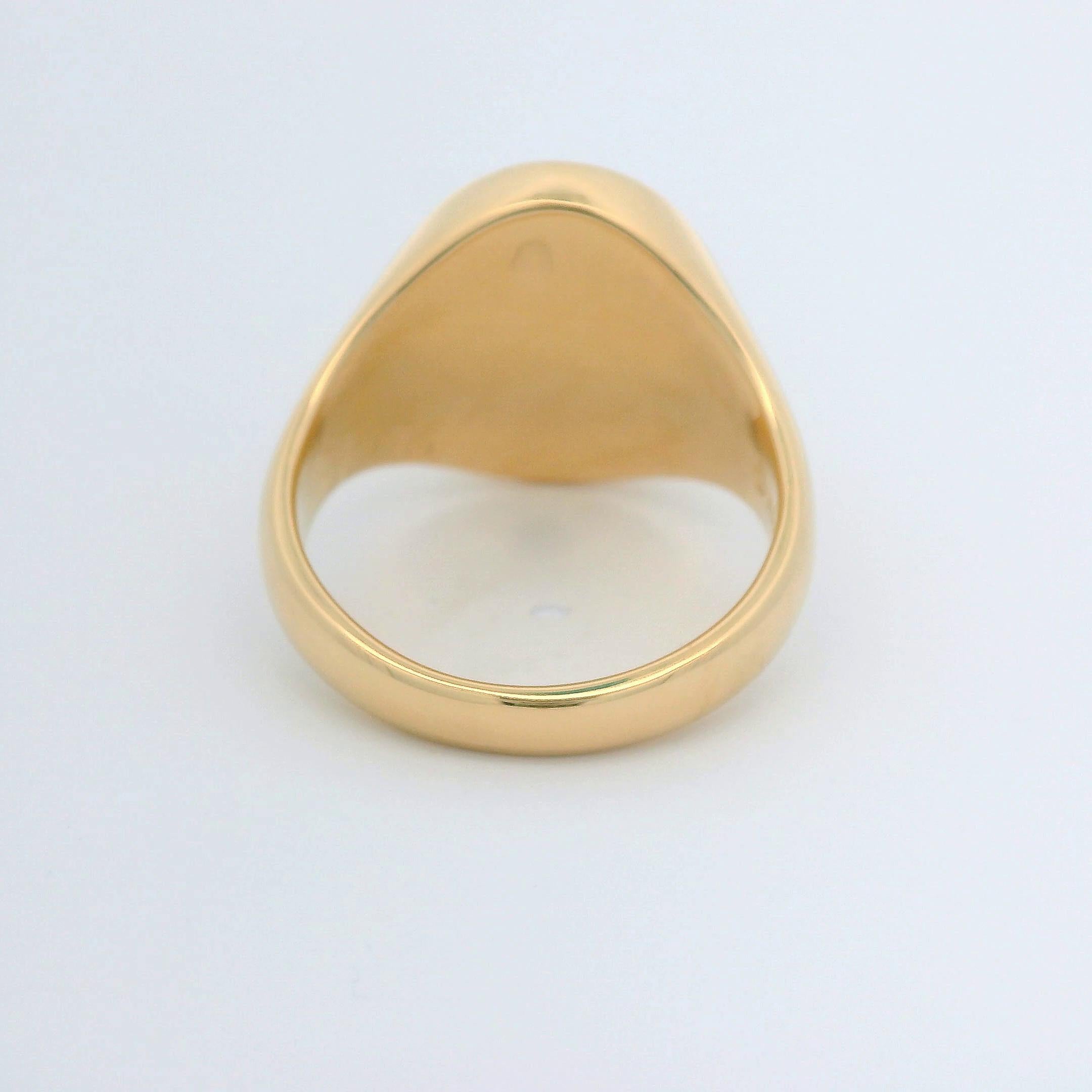 Women's or Men's Oval Signet Ring, 18k Yellow Gold, 15.0 x 12.0 mm with heraldic Engraving For Sale