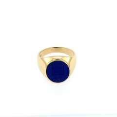 Bague signet ovale, or jaune 18 carats, lapis-lazuli 12,3 x 11,2 mm avec gravure