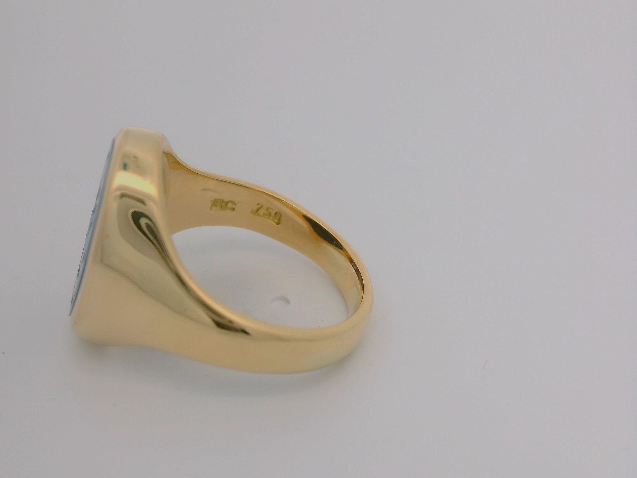 Victor Mayer Oval Signal Ring 18k Yellow Gold Niccolo approx. 15.5 x 11.0 mm with Engraving

About the creator Victor Mayer
Victor Mayer is internationally renowned for elegant timeless designs and unrivalled expertise in historic craftsmanship.