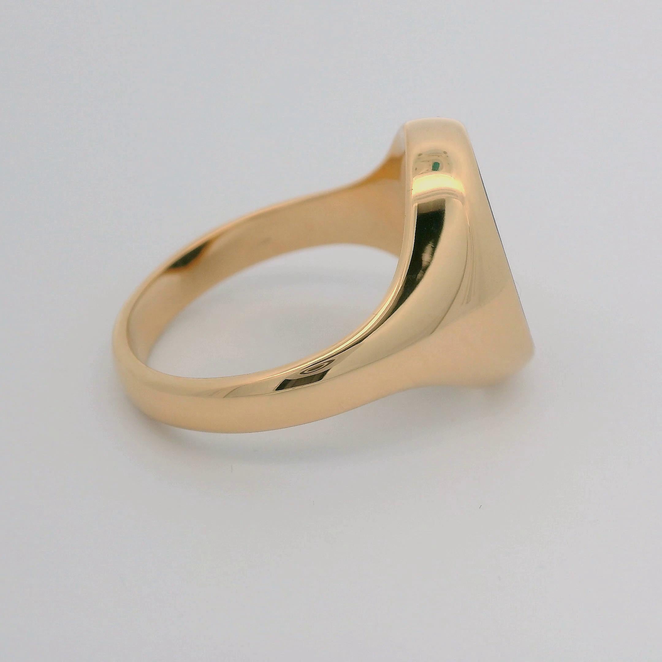Contemporary Oval Signet Ring, 18k Yellow Gold, Stratified Onyx 13.5 x 10.5 mm with Engraving For Sale