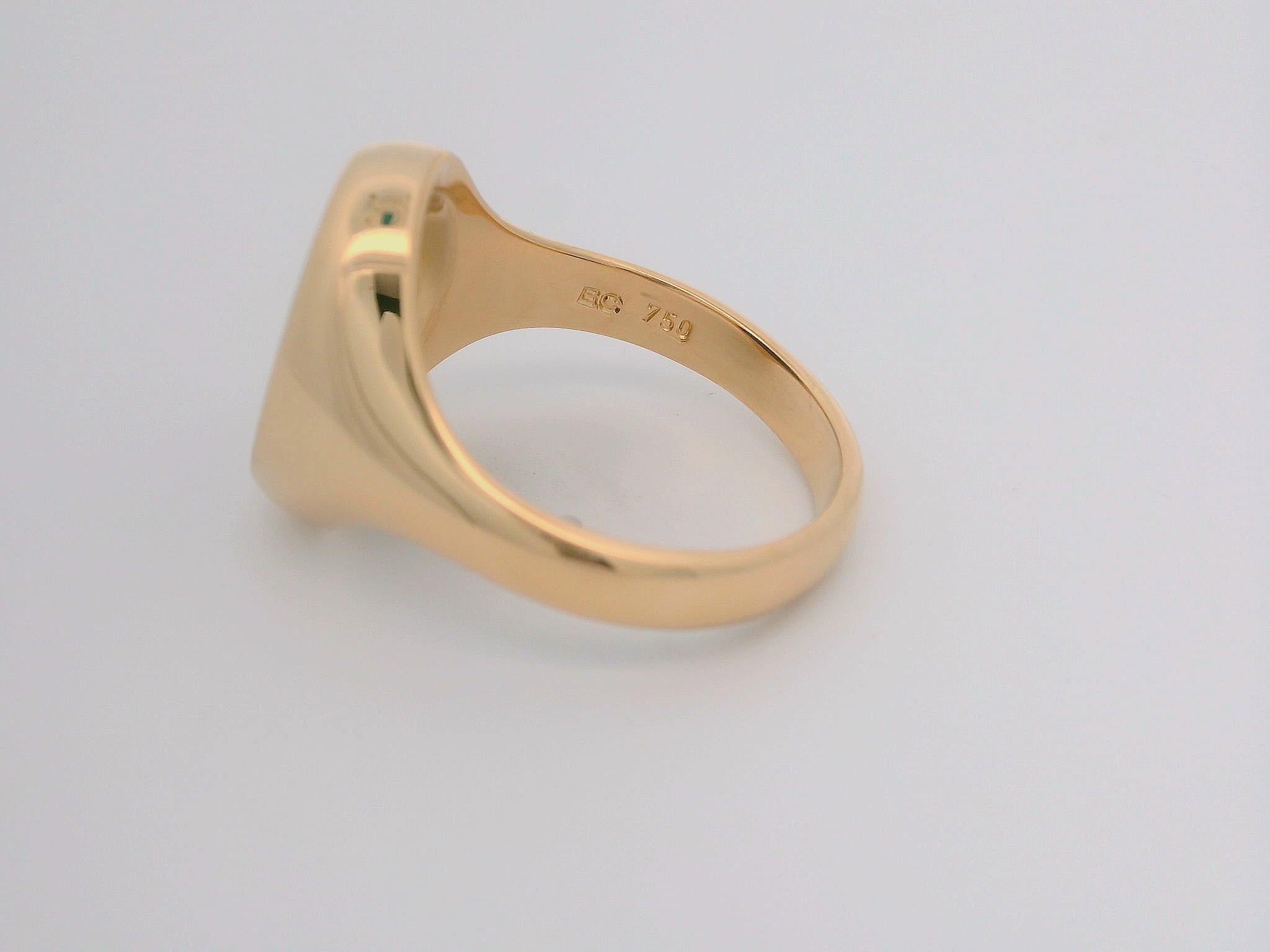 Women's or Men's Oval Signet Ring, 18k Yellow Gold, Stratified Onyx 13.5 x 10.5 mm with Engraving For Sale