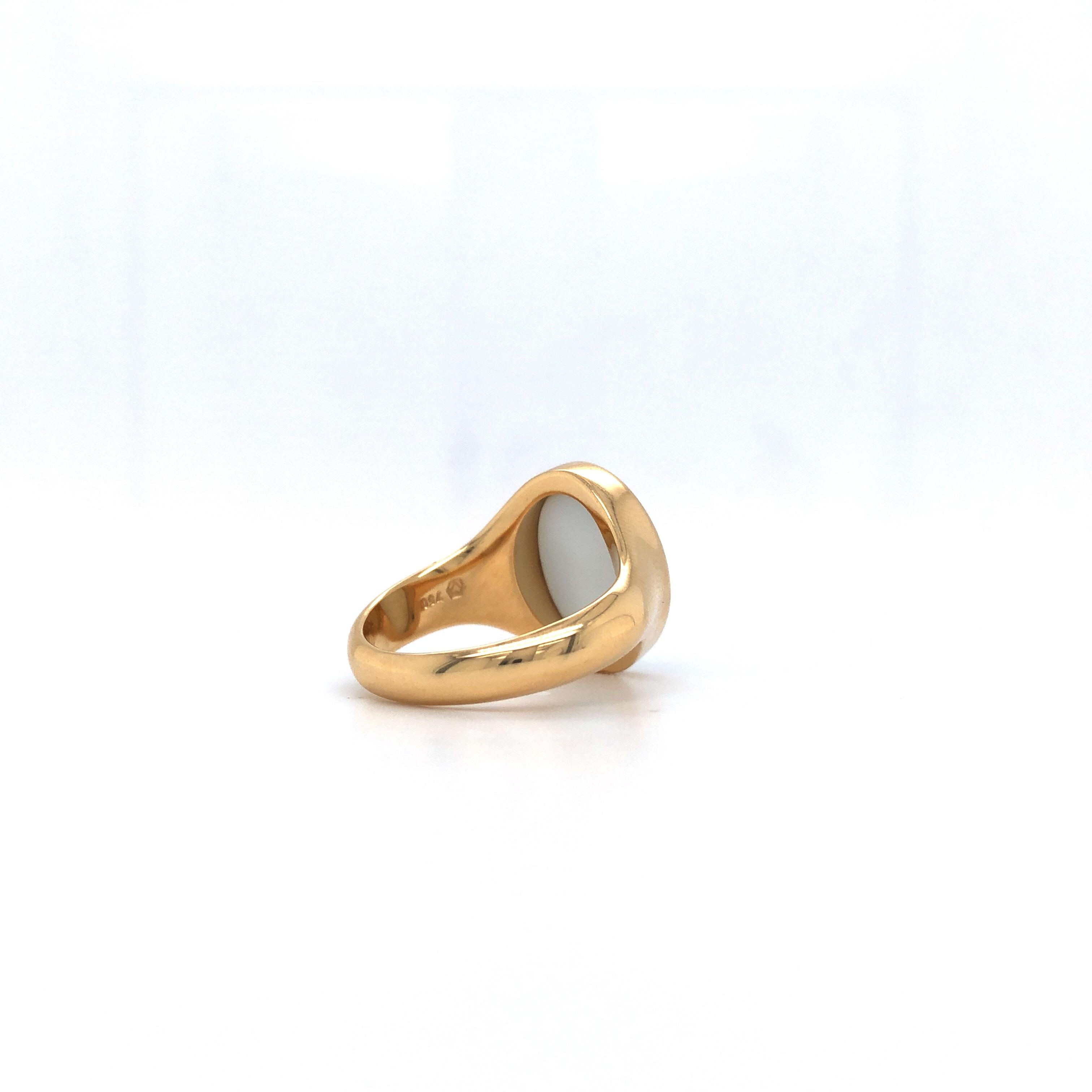 Oval Signet Ring, 18k Yellow Gold, stratified stone, 13.6*10.0 mm with Engraving In New Condition For Sale In Pforzheim, DE
