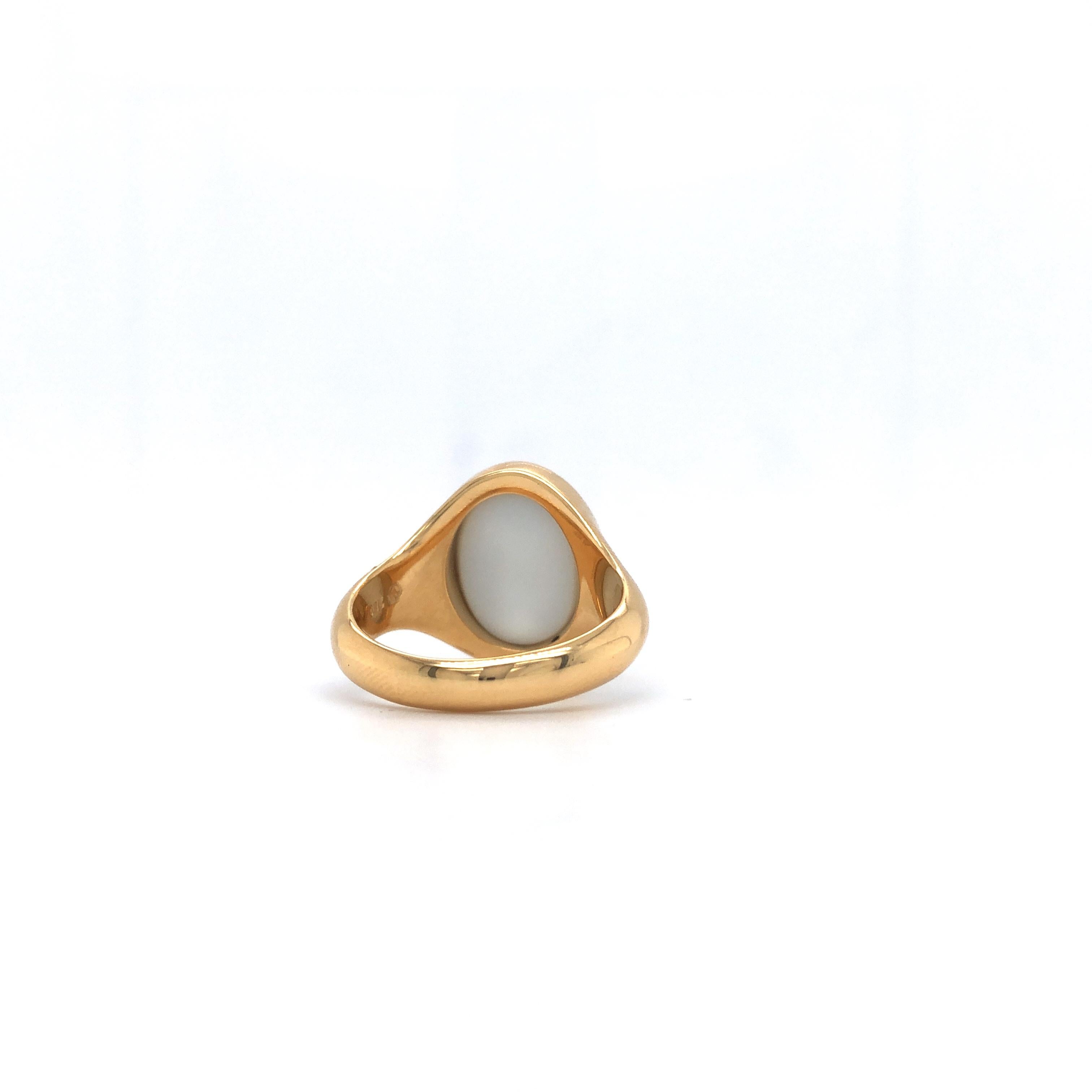 Women's or Men's Oval Signet Ring, 18k Yellow Gold, stratified stone, 13.6*10.0 mm with Engraving For Sale