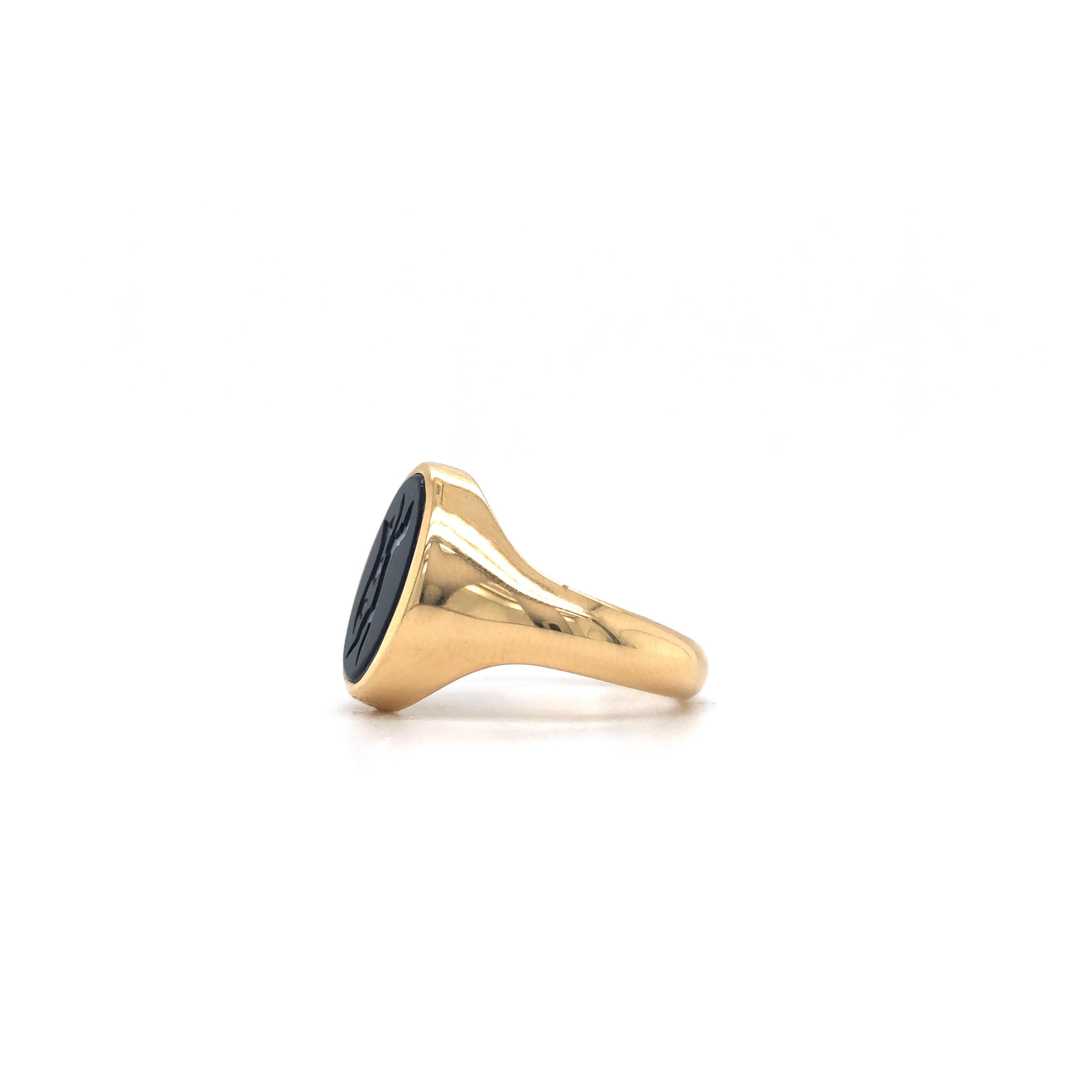 Oval Signet Ring, 18k Yellow Gold, stratified stone, 13.6*10.0 mm with Engraving For Sale 1