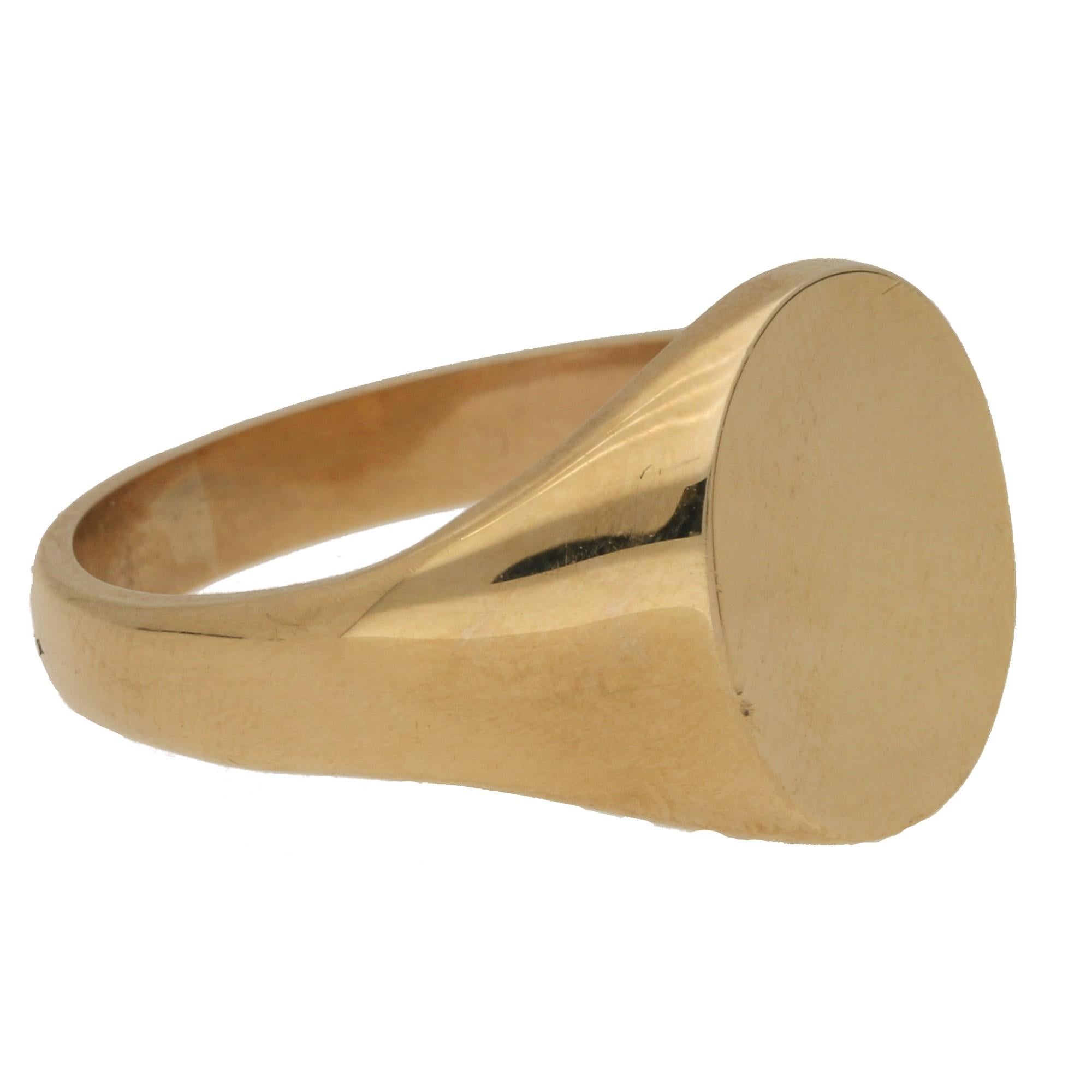 Oval Signet Ring in Solid 9 Karat Yellow Gold In Good Condition In London, GB