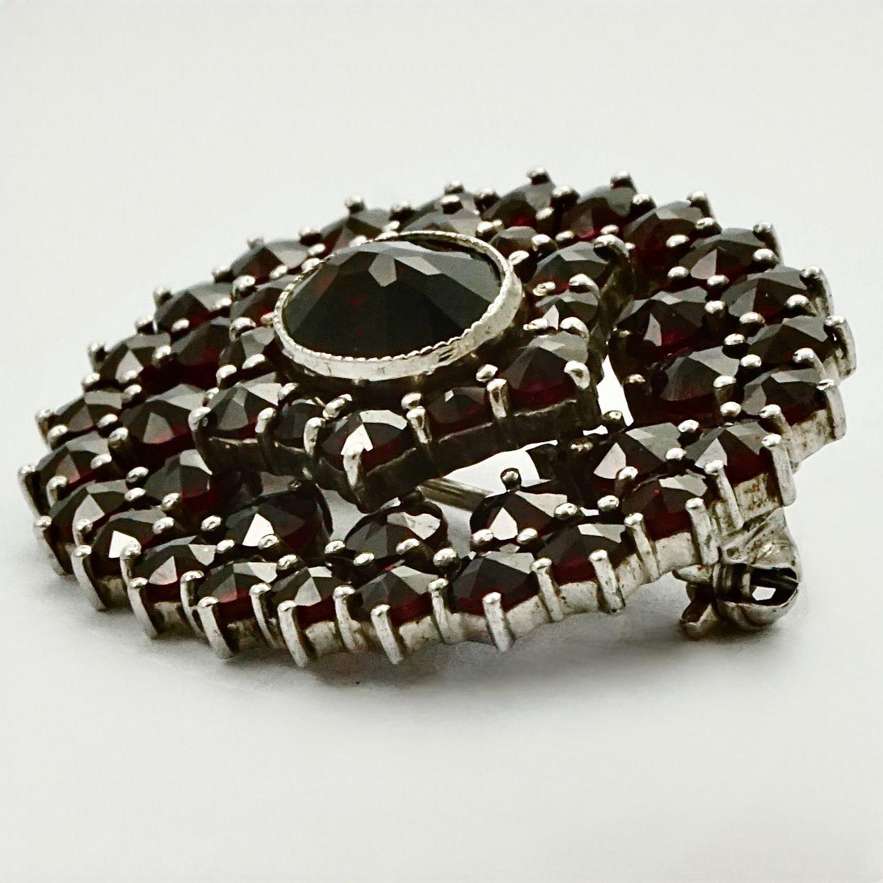 Oval Silver and Garnet Brooch circa 1930s In Good Condition For Sale In London, GB