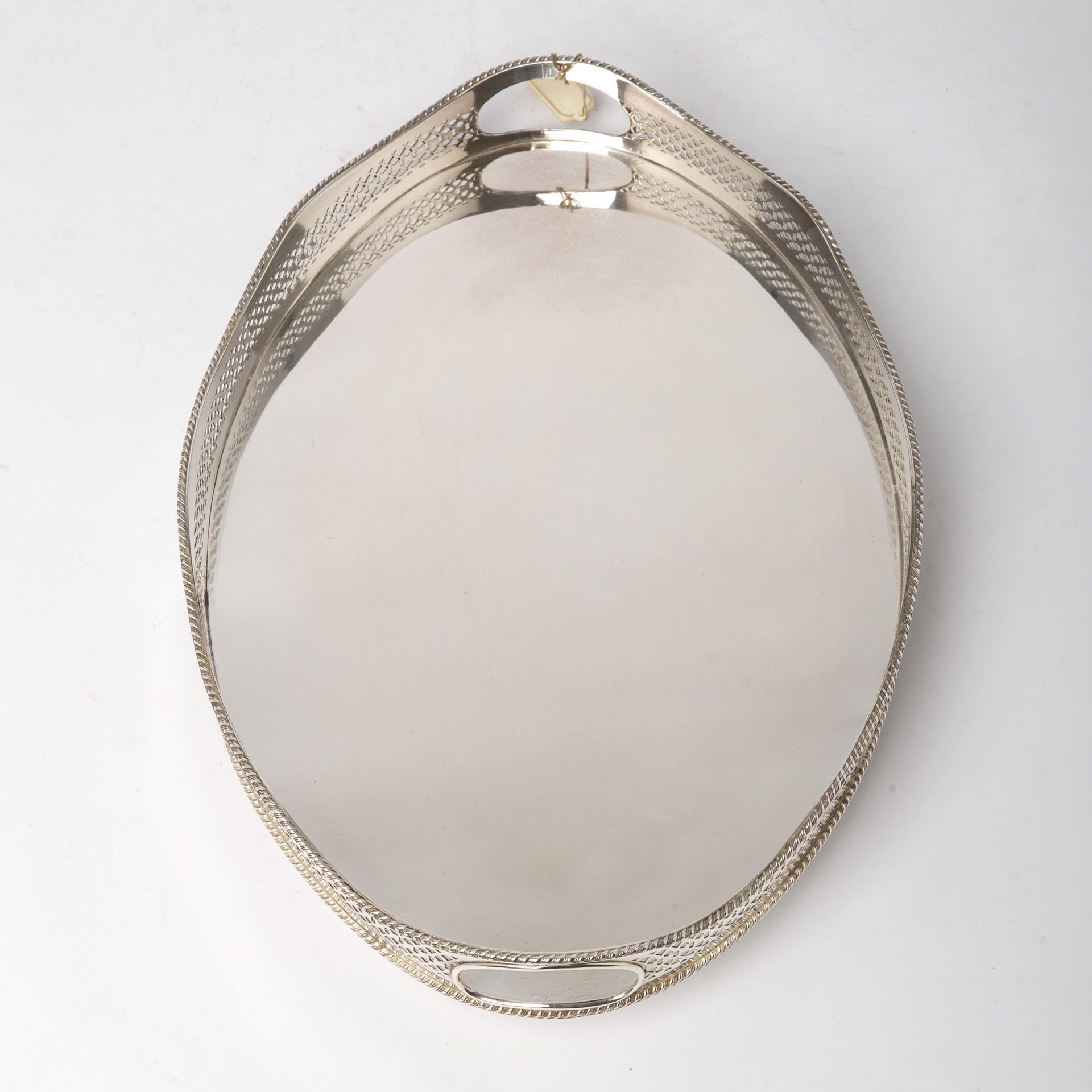 Ovales Galerietablett aus Silberblech (Beschichtet) im Angebot