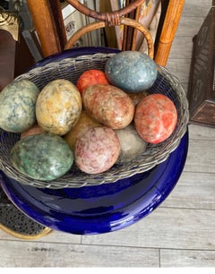 Ovaler, versilberter Gitterkorb mit dreizehn italienischen Marmoreiern, gefüllt in Gitterform