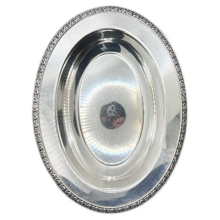 Una ciotola ovale per verdure placcata in argento della Forbes Silver Company. Questo pezzo è realizzato con il motivo Carolina Rose e presenta un bordo di rose intorno al bordo dell'intero pezzo. Sarebbe un pezzo fantastico da utilizzare per una