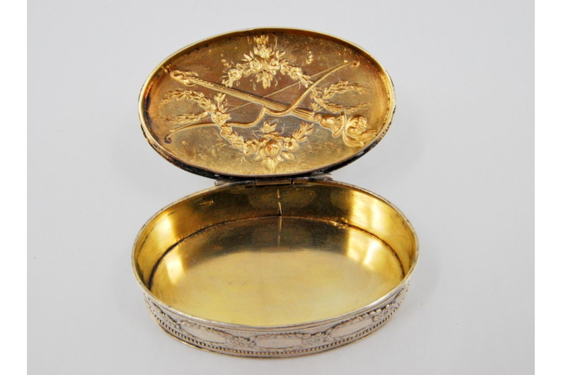 Oval silver snuff box with raised torch lid and gold interior (Europäisch) im Angebot